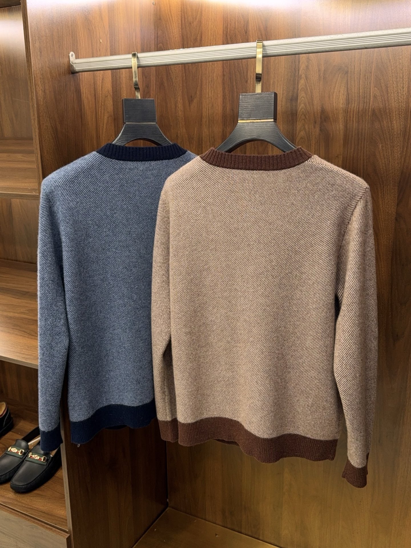 亨利领开衫来了哦！美式复古质感无领结构含35%羊绒65%羊毛纱线撞色边条罗口纽扣款羊绒开衫针织衫美式复古