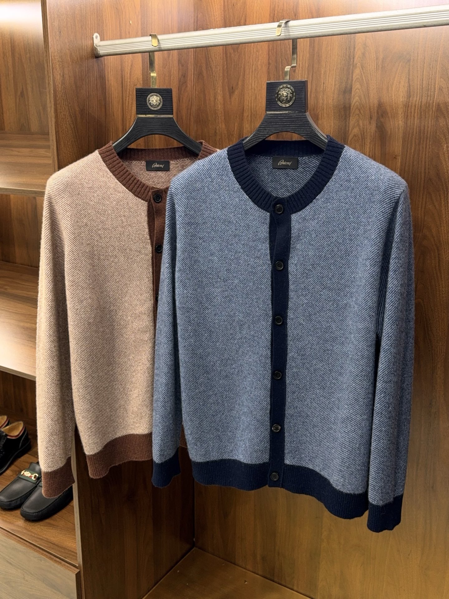 亨利领开衫来了哦！美式复古质感无领结构含35%羊绒65%羊毛纱线撞色边条罗口纽扣款羊绒开衫针织衫美式复古