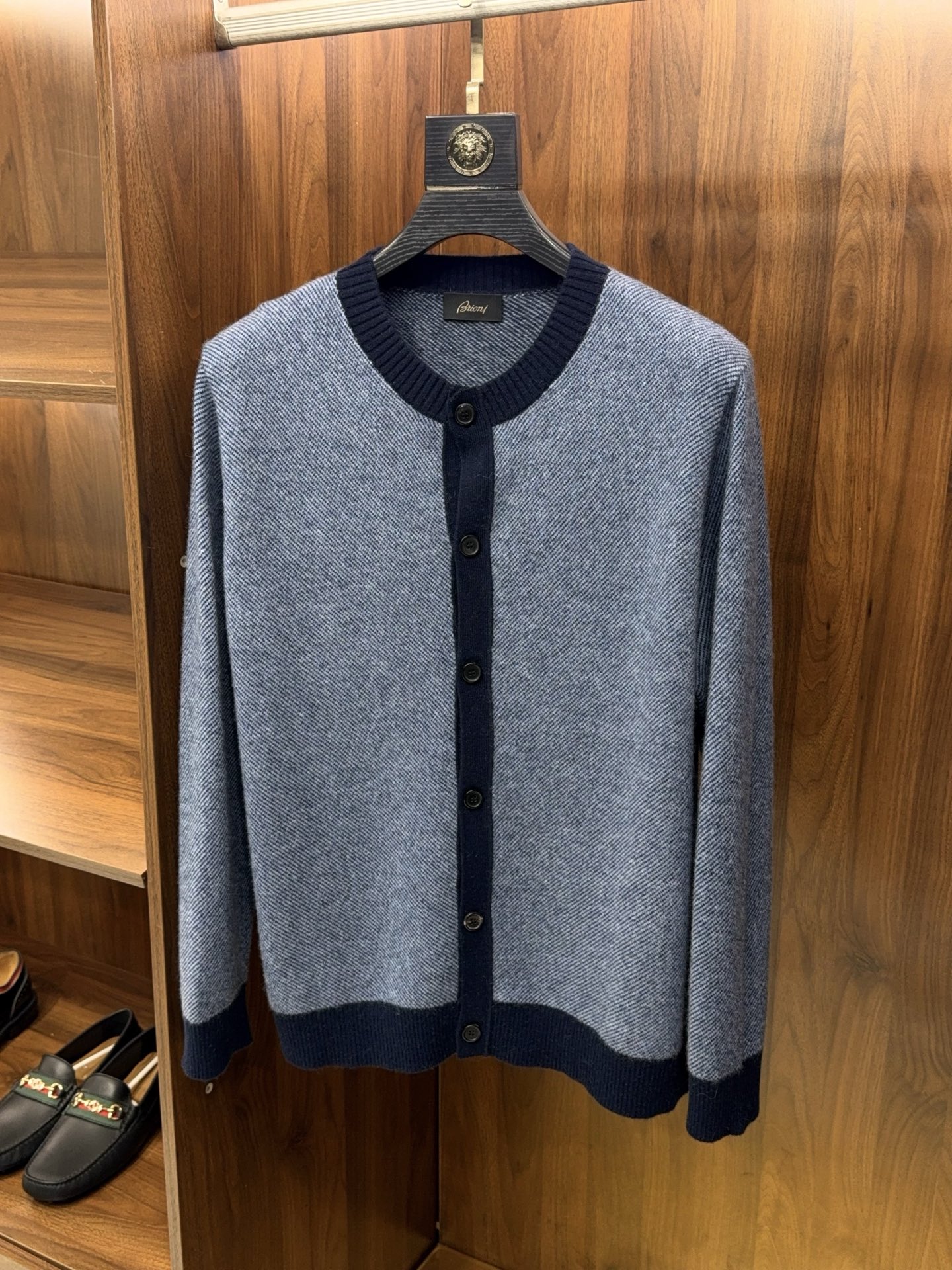 亨利领开衫来了哦！美式复古质感无领结构含35%羊绒65%羊毛纱线撞色边条罗口纽扣款羊绒开衫针织衫美式复古