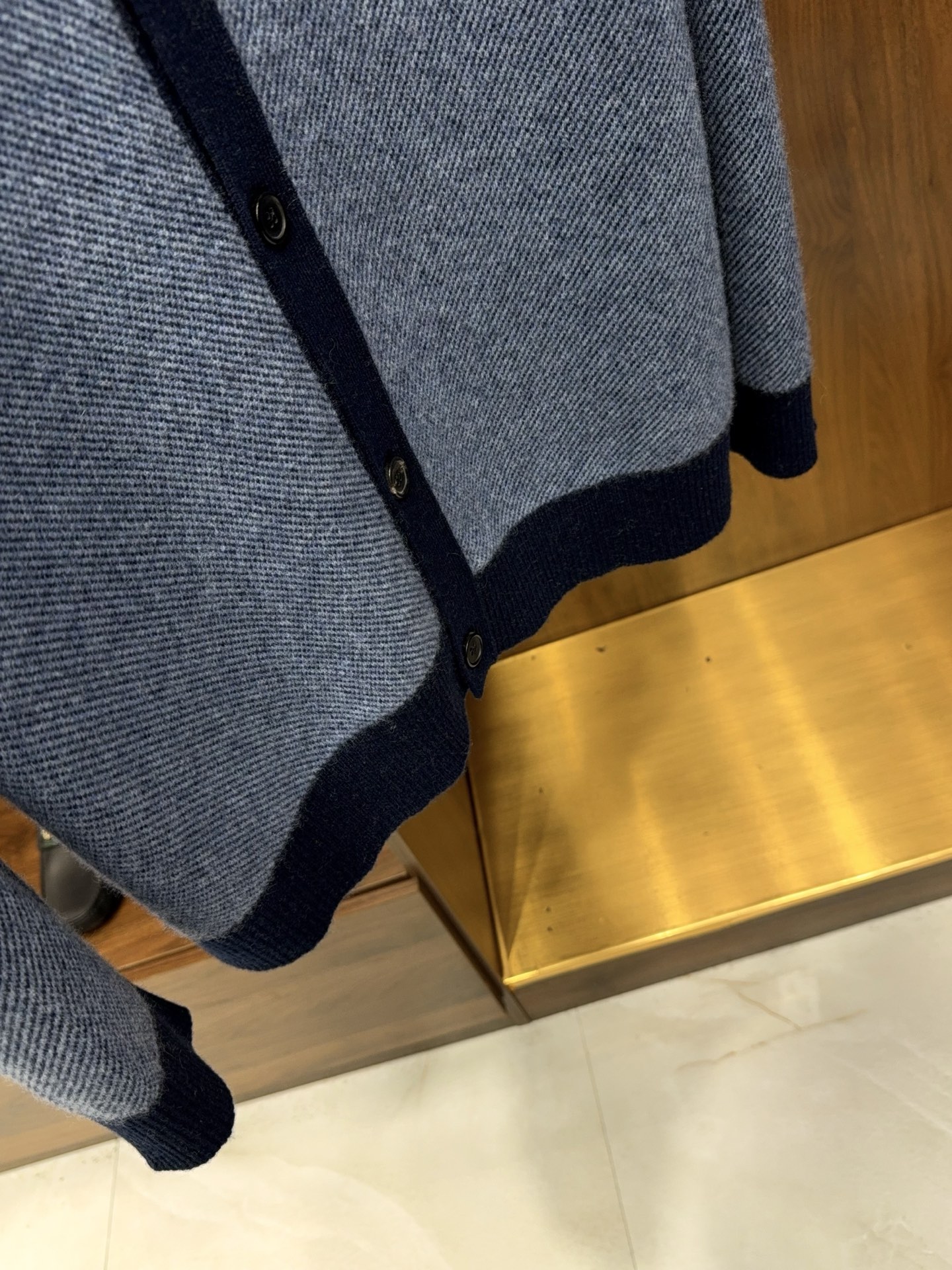 亨利领开衫来了哦！美式复古质感无领结构含35%羊绒65%羊毛纱线撞色边条罗口纽扣款羊绒开衫针织衫美式复古