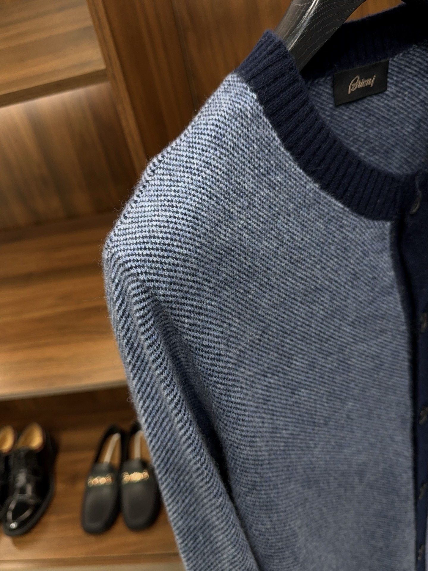 亨利领开衫来了哦！美式复古质感无领结构含35%羊绒65%羊毛纱线撞色边条罗口纽扣款羊绒开衫针织衫美式复古