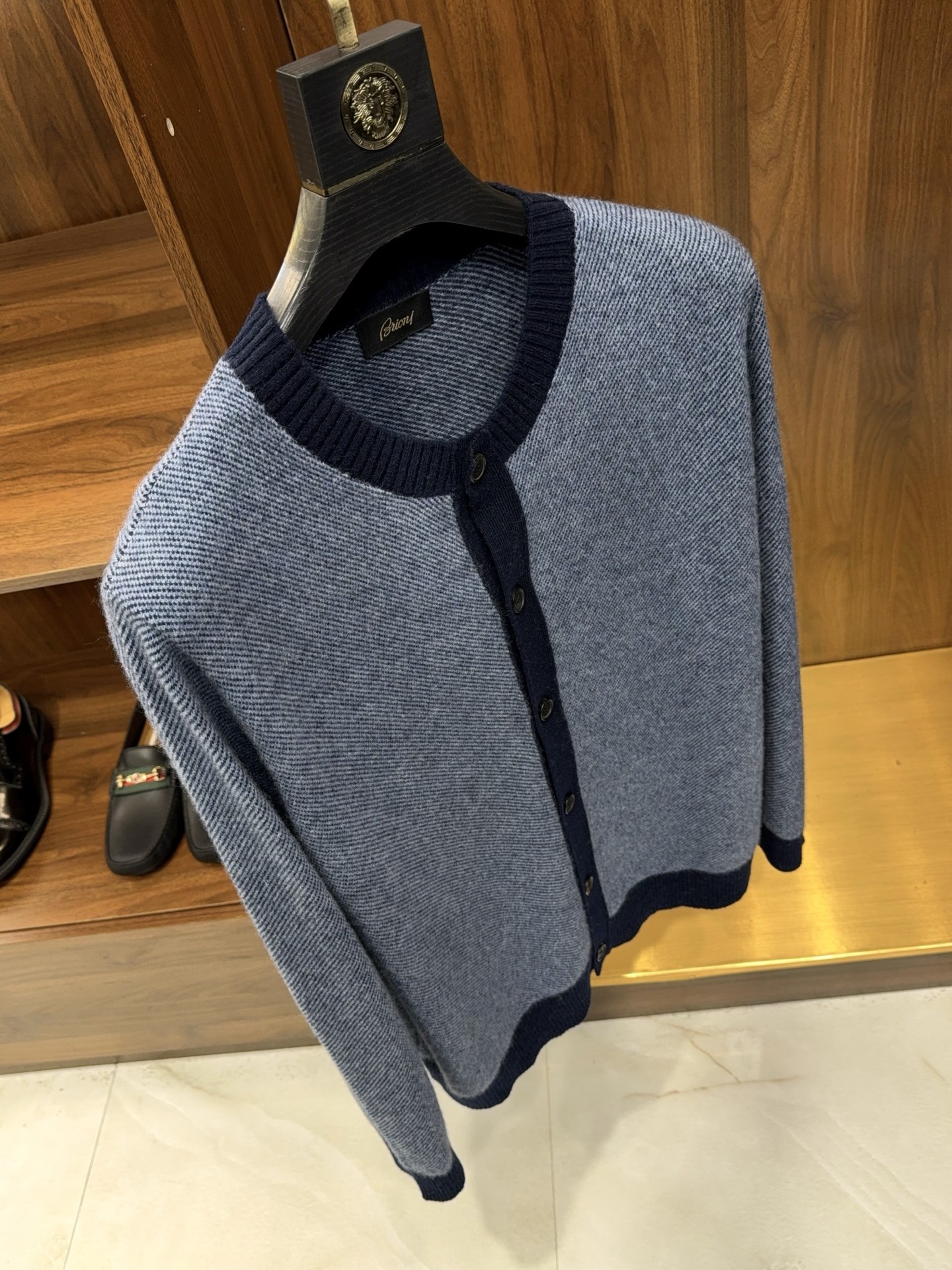 亨利领开衫来了哦！美式复古质感无领结构含35%羊绒65%羊毛纱线撞色边条罗口纽扣款羊绒开衫针织衫美式复古