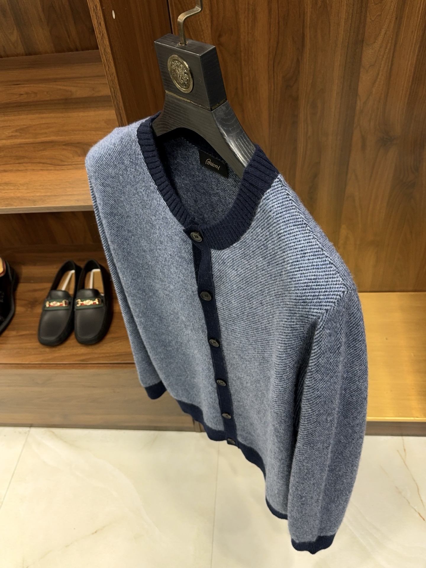 亨利领开衫来了哦！美式复古质感无领结构含35%羊绒65%羊毛纱线撞色边条罗口纽扣款羊绒开衫针织衫美式复古