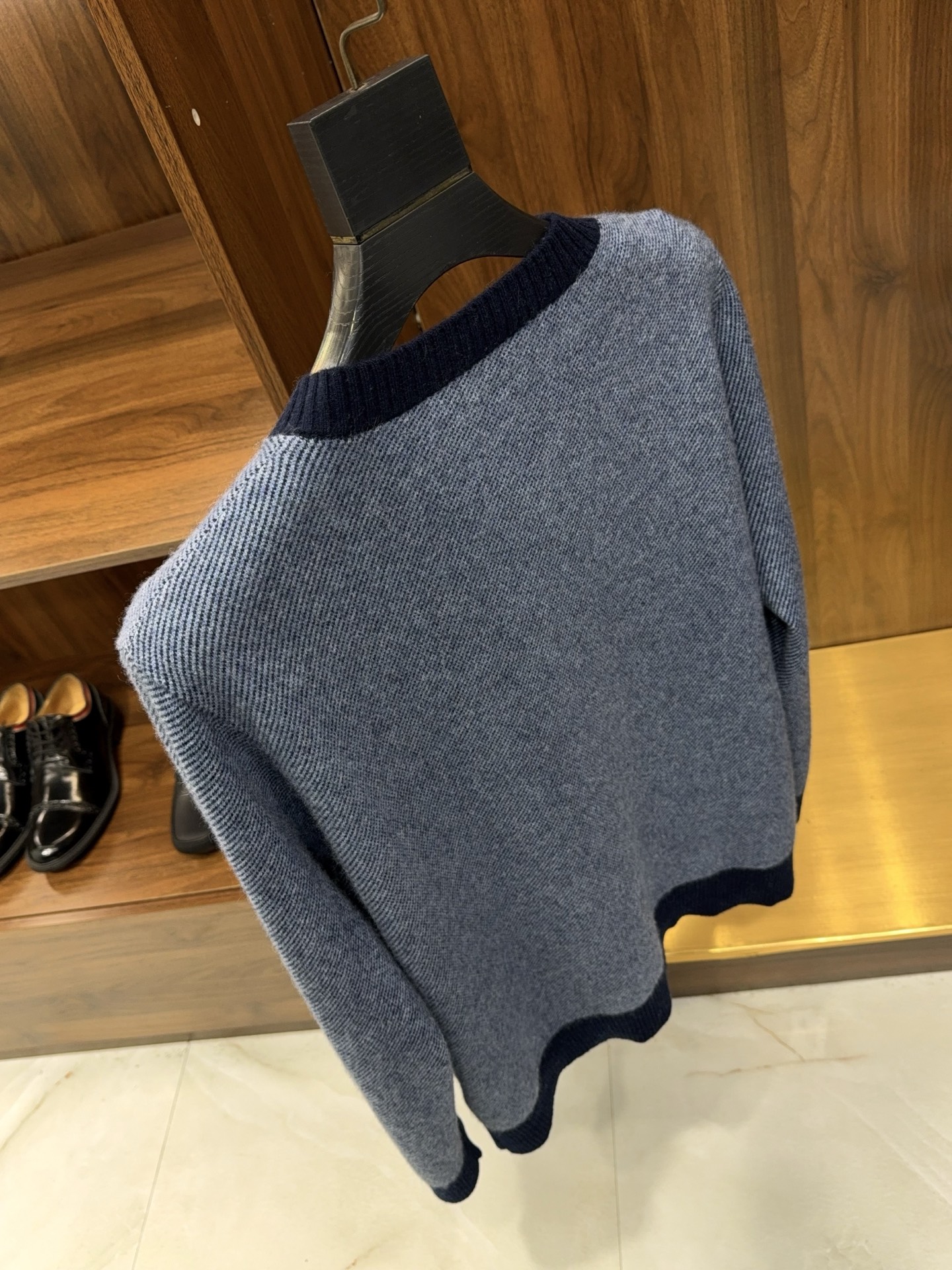 亨利领开衫来了哦！美式复古质感无领结构含35%羊绒65%羊毛纱线撞色边条罗口纽扣款羊绒开衫针织衫美式复古