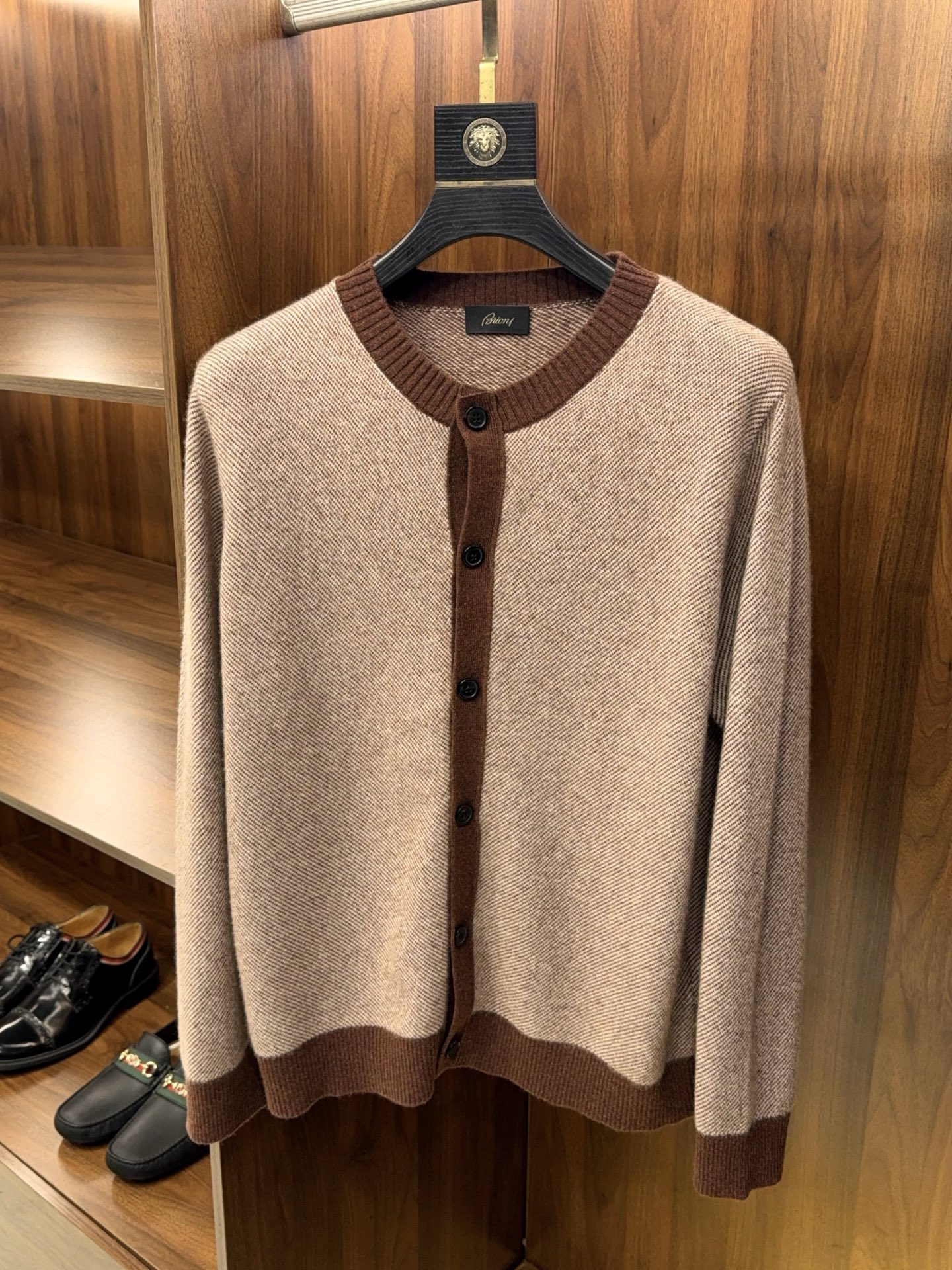 亨利领开衫来了哦！美式复古质感无领结构含35%羊绒65%羊毛纱线撞色边条罗口纽扣款羊绒开衫针织衫美式复古