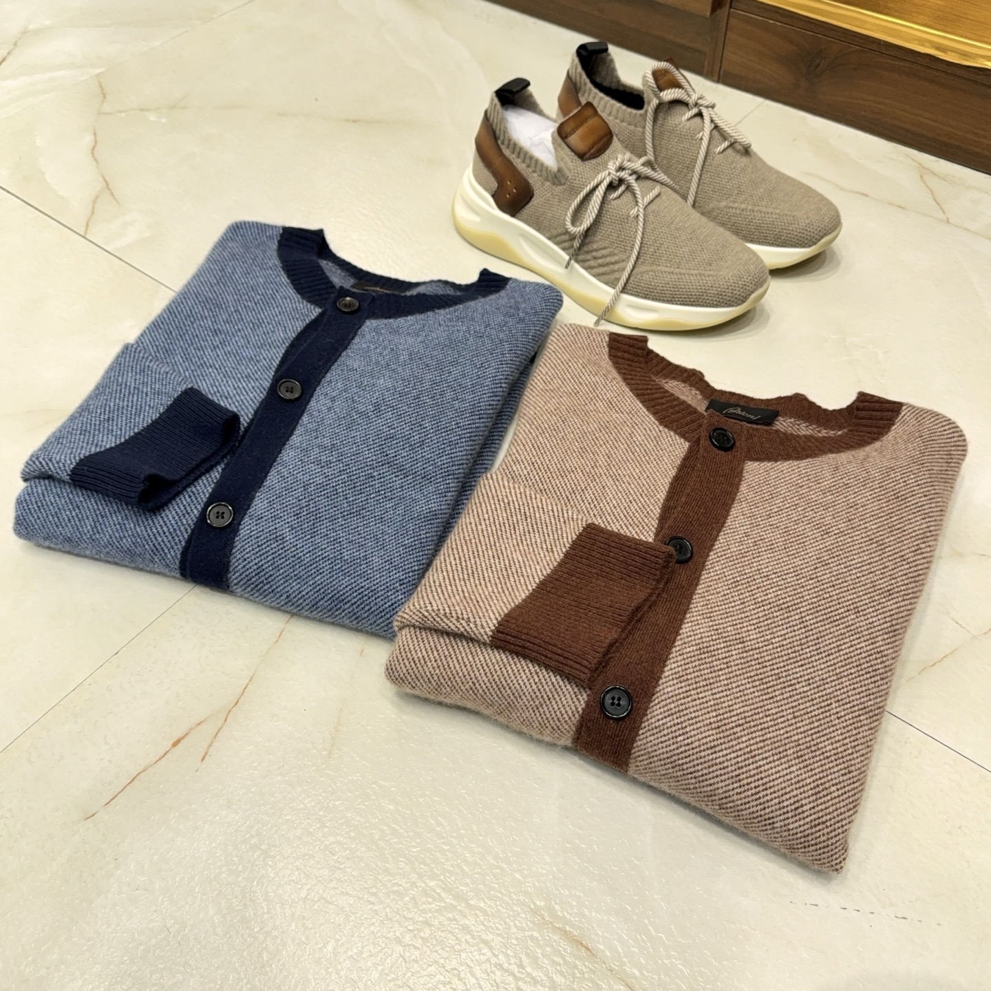 亨利领开衫来了哦！美式复古质感无领结构含35%羊绒65%羊毛纱线撞色边条罗口纽扣款羊绒开衫针织衫美式复古