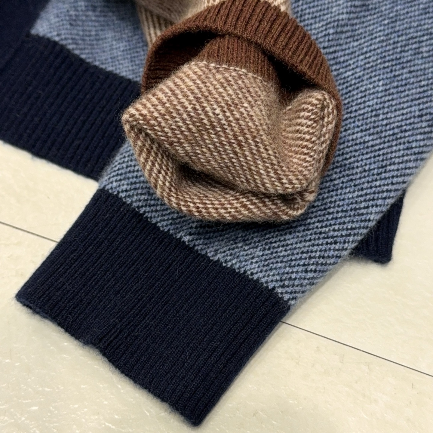 亨利领开衫来了哦！美式复古质感无领结构含35%羊绒65%羊毛纱线撞色边条罗口纽扣款羊绒开衫针织衫美式复古