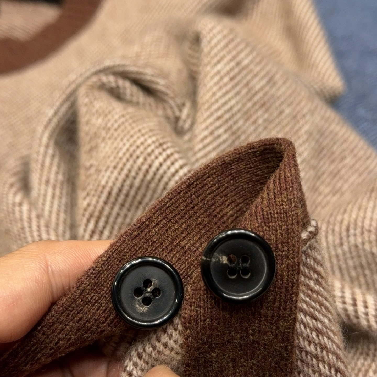 亨利领开衫来了哦！美式复古质感无领结构含35%羊绒65%羊毛纱线撞色边条罗口纽扣款羊绒开衫针织衫美式复古