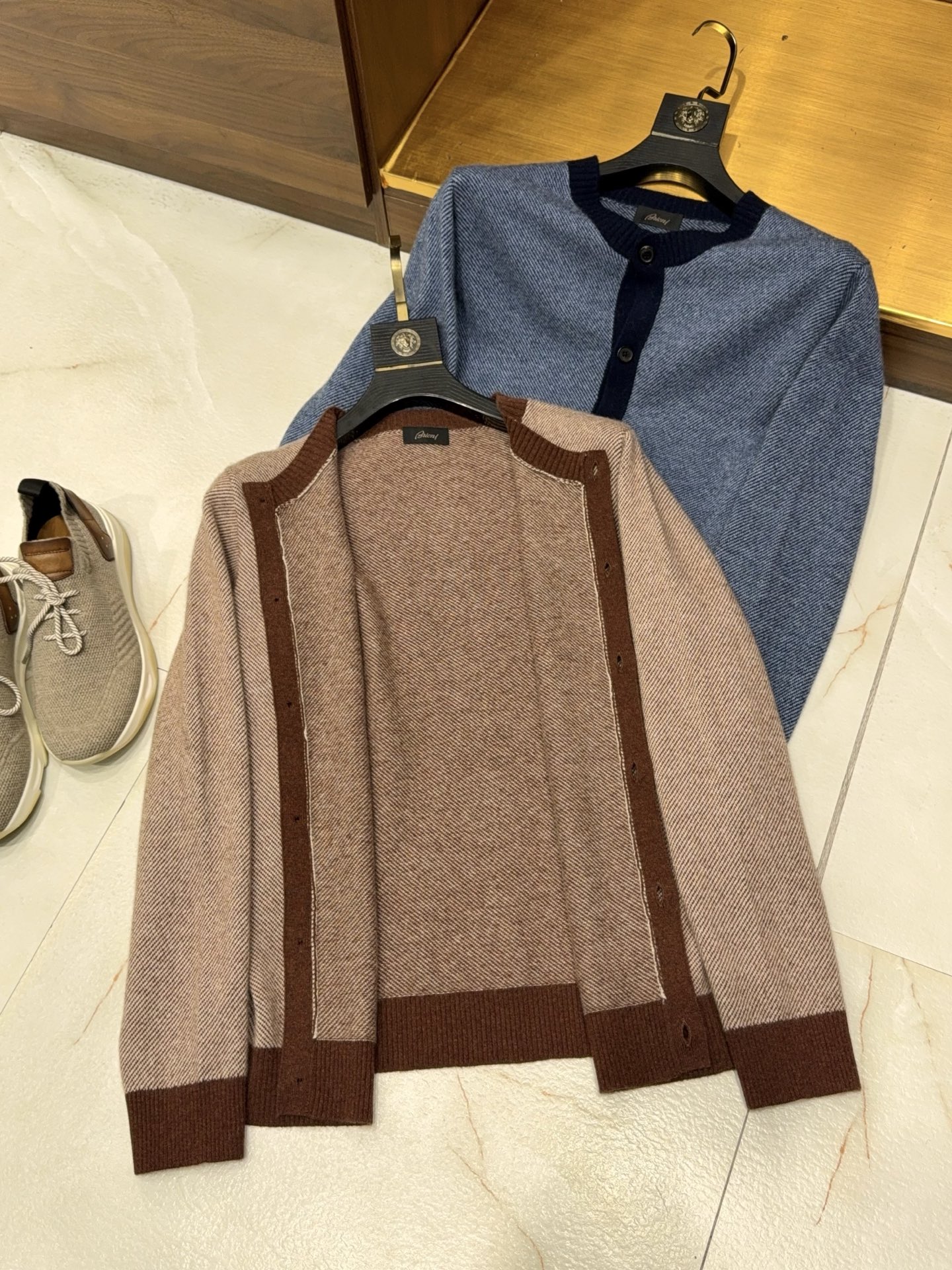 亨利领开衫来了哦！美式复古质感无领结构含35%羊绒65%羊毛纱线撞色边条罗口纽扣款羊绒开衫针织衫美式复古