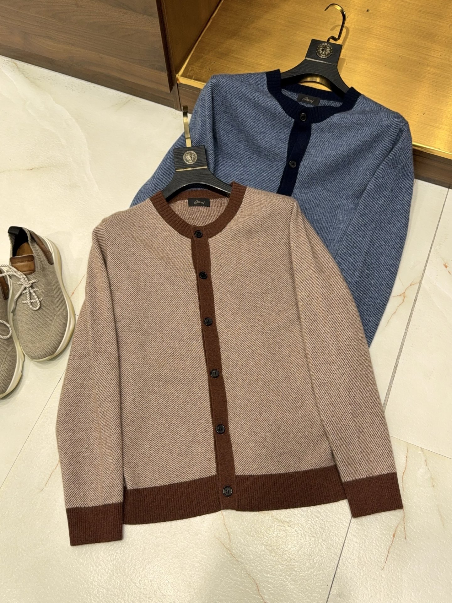 亨利领开衫来了哦！美式复古质感无领结构含35%羊绒65%羊毛纱线撞色边条罗口纽扣款羊绒开衫针织衫美式复古