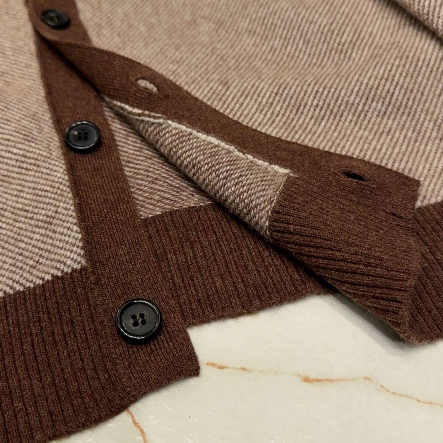 亨利领开衫来了哦！美式复古质感无领结构含35%羊绒65%羊毛纱线撞色边条罗口纽扣款羊绒开衫针织衫美式复古