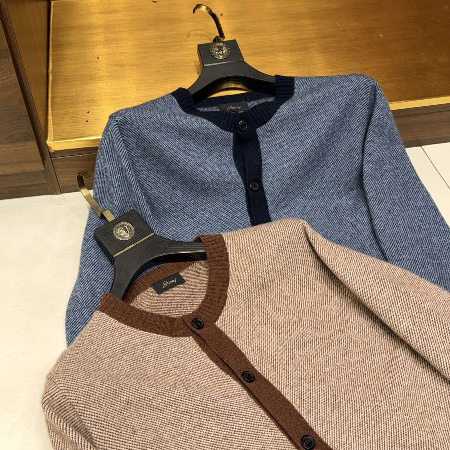 亨利领开衫来了哦！美式复古质感无领结构含35%羊绒65%羊毛纱线撞色边条罗口纽扣款羊绒开衫针织衫美式复古