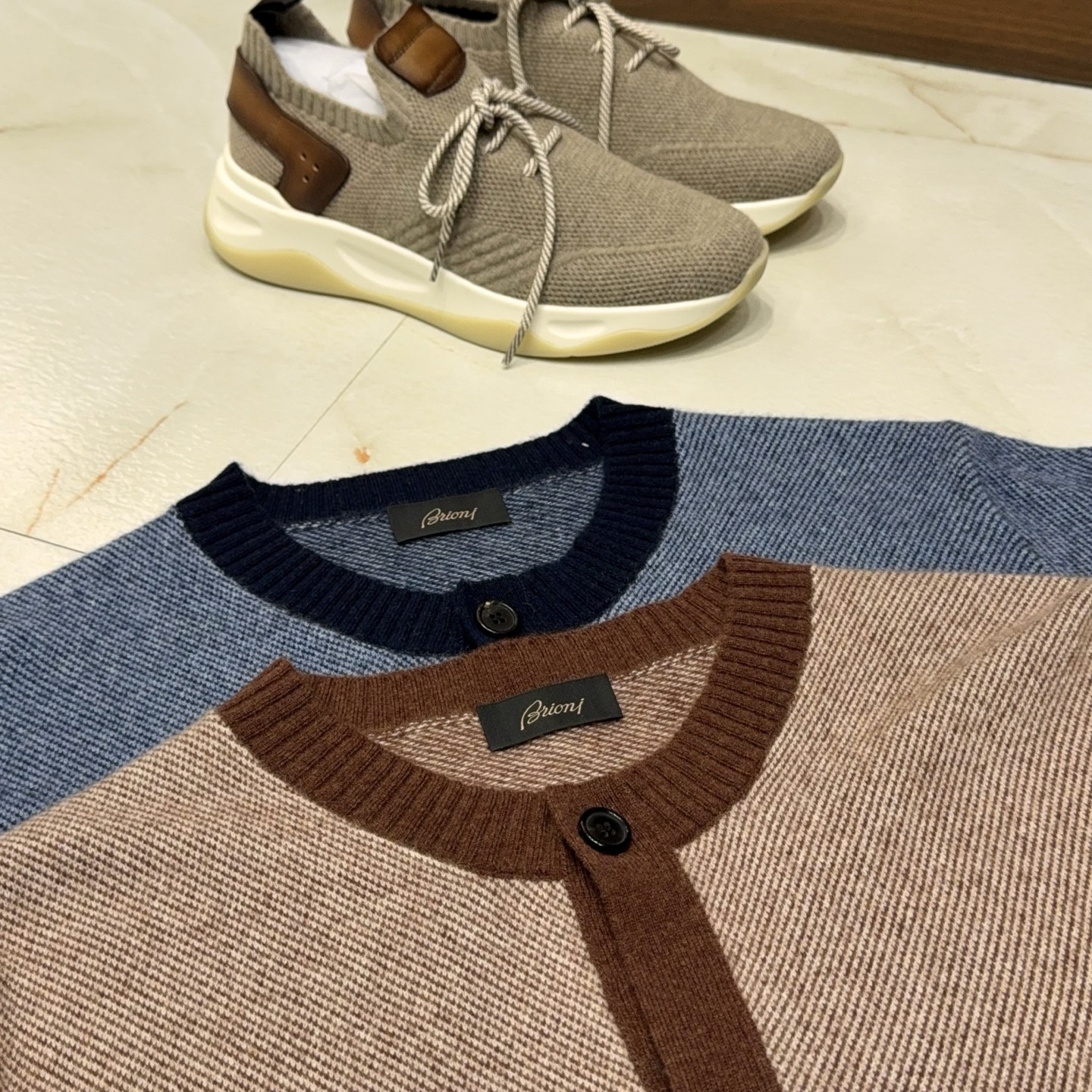 亨利领开衫来了哦！美式复古质感无领结构含35%羊绒65%羊毛纱线撞色边条罗口纽扣款羊绒开衫针织衫美式复古