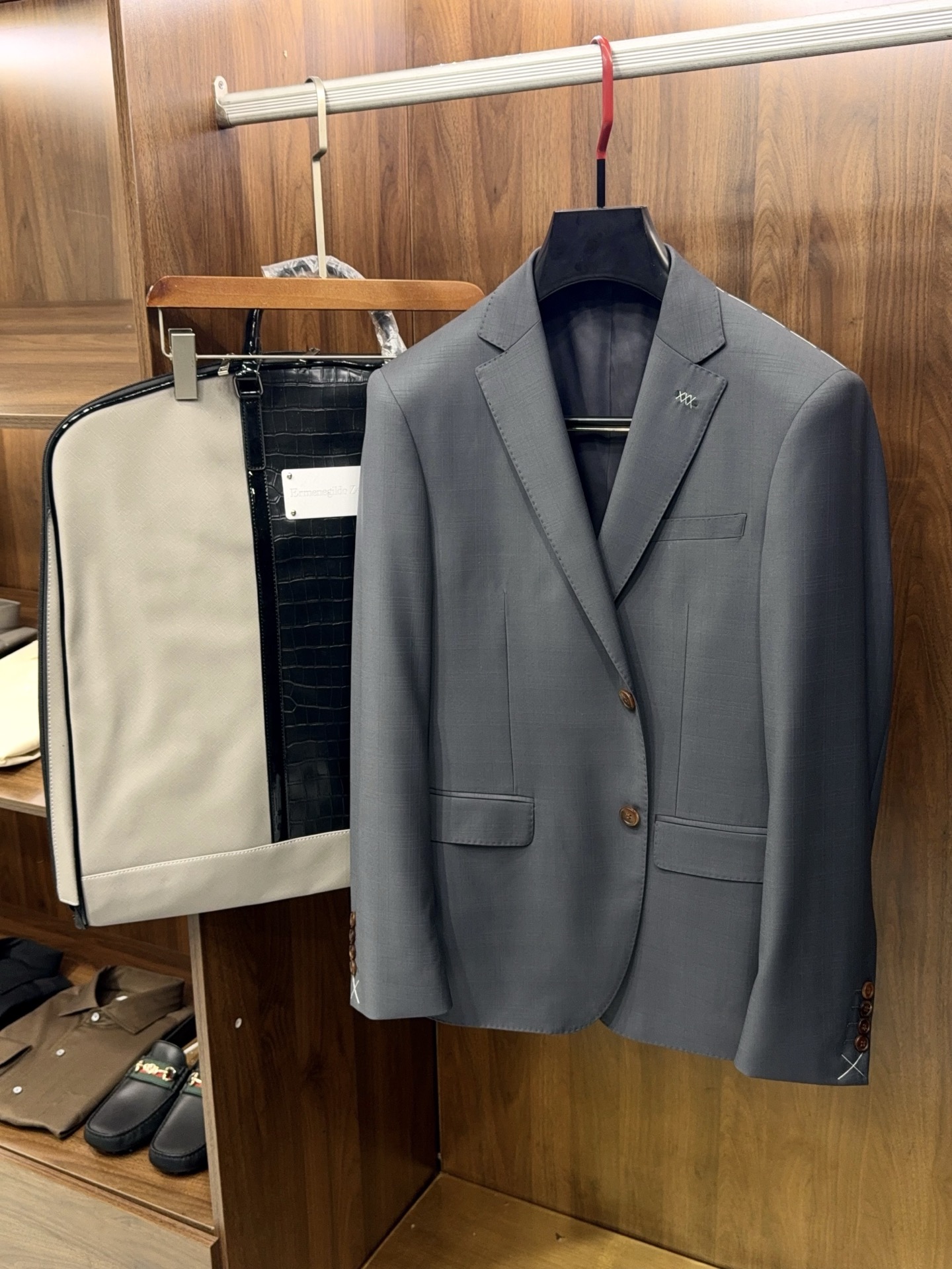 NO:775946,[Collection of luxury Prince of Wales check jacquard dark pattern EZ home fabric commuting four-season flat lapel design yellow horn buckle embellished suit] Collection of luxury suit, Prince of Wales check commuter gentleman aesthetics.  When EZ's high-end fabrics meet the century-old classic Prince of Wales pattern, a collection-level commuter suit that spans four seasons is born. High-count jacquard dark pattern fabrics are selected, with a texture as delicate as velvet. When the light flows, the dark pattern of the plaid is looming. It hides a luxurious texture in a low-key manner, and it can still remain crisp and stylish after being tempered by time.  The notch lapel design is a timeless classic in commuting scenes. The collar shape with precise angles modifies the neck line, taking into account both the sense of business formality and the sense of daily relaxation. Whether it is a calm confrontation at the negotiation table or a graceful transaction at a business banquet, it can be controlled calmly. The finishing touch is the horn buckle, which has a unique natural texture. The warm luster and the plaid fabric create a textural collision, breaking the dullness of solid-color suits and injecting low-key recognition into gentleman's outfits.  The core highlight is the fabric properties that are suitable for all seasons. The breathable and moisture-absorbing fiber structure makes commuting refreshing and burden-free in spring. It can also keep dry when worn with thin inner layers in summer. It can be layered with knitted sweaters in autumn to show the sense of layering. It still maintains a crisp silhouette when worn with sweaters in winter.  .The entire suit adopts three-dimensional tailoring technology to modify the shoulder line and waist and abdominal curves. It can show a natural drape without the need for deliberate care. Every stitch has high-end genes. It is not only a reliable partner for daily commuting, but also a luxury item worth collecting.  From the conference room to the business reception, from daily commuting to important occasions, this Prince of Wales suit suit has an unchanged classic design, adapts to the needs of multiple scenes, and uses details to interpret the gentleman's collection-level dressing philosophy, giving every appearance a high-end aura. M-3XL, men's wear, sweaters, business suit,19860909【典藏奢品威尔士亲王格提花暗纹EZ家面料通勤四季款平驳领设计黄牛角扣点缀套西西装】典藏级奢品套西,威尔士亲王格的通勤绅士美学. 当EZ家高定面料邂逅百年经典威尔士亲王格,一件跨越四季的典藏级通勤套西由此诞生.精选高支数提花暗纹面料,肌理细腻如丝绒触感,光线流转间,格纹暗纹若隐若现,低调中暗藏奢级质感,历经时光淬炼仍能保持挺括有型. 平驳领设计是通勤场景的永恒经典,角度精准的领型修饰颈部线条,兼顾商务正式感与日常松弛感,无论是谈判桌前的沉稳交锋,还是商务宴请的得体周旋,皆能从容驾驭.点睛之笔的黄牛角扣,天然纹理独一无二,温润光泽与格纹面料形成质感碰撞,打破纯色西装的沉闷,为绅士穿搭注入低调辨识度. 四季适配的面料特性的是核心亮点,透气吸湿的纤维结构,让春日通勤清爽无负担,夏日搭配薄内搭亦能保持干爽,秋日叠穿针织衫尽显层次感,冬日内搭毛衣仍不失挺括轮廓.整套西装采用立体剪裁工艺,修饰肩线与腰腹曲线,无需刻意打理便能呈现自然垂坠感,每一处针脚都暗藏高定基因,既是日常通勤的可靠伙伴,亦是值得收藏的奢品单品. 从会议室到商务酒会,从日常通勤到重要场合,这件威尔士亲王格套西以不变的经典设计,适配多元场景需求,用细节诠释绅士的典藏级穿搭哲学,让每一次出场都自带高级气场.M-3XL,男装,sweaters,business suit,,Women's clothing