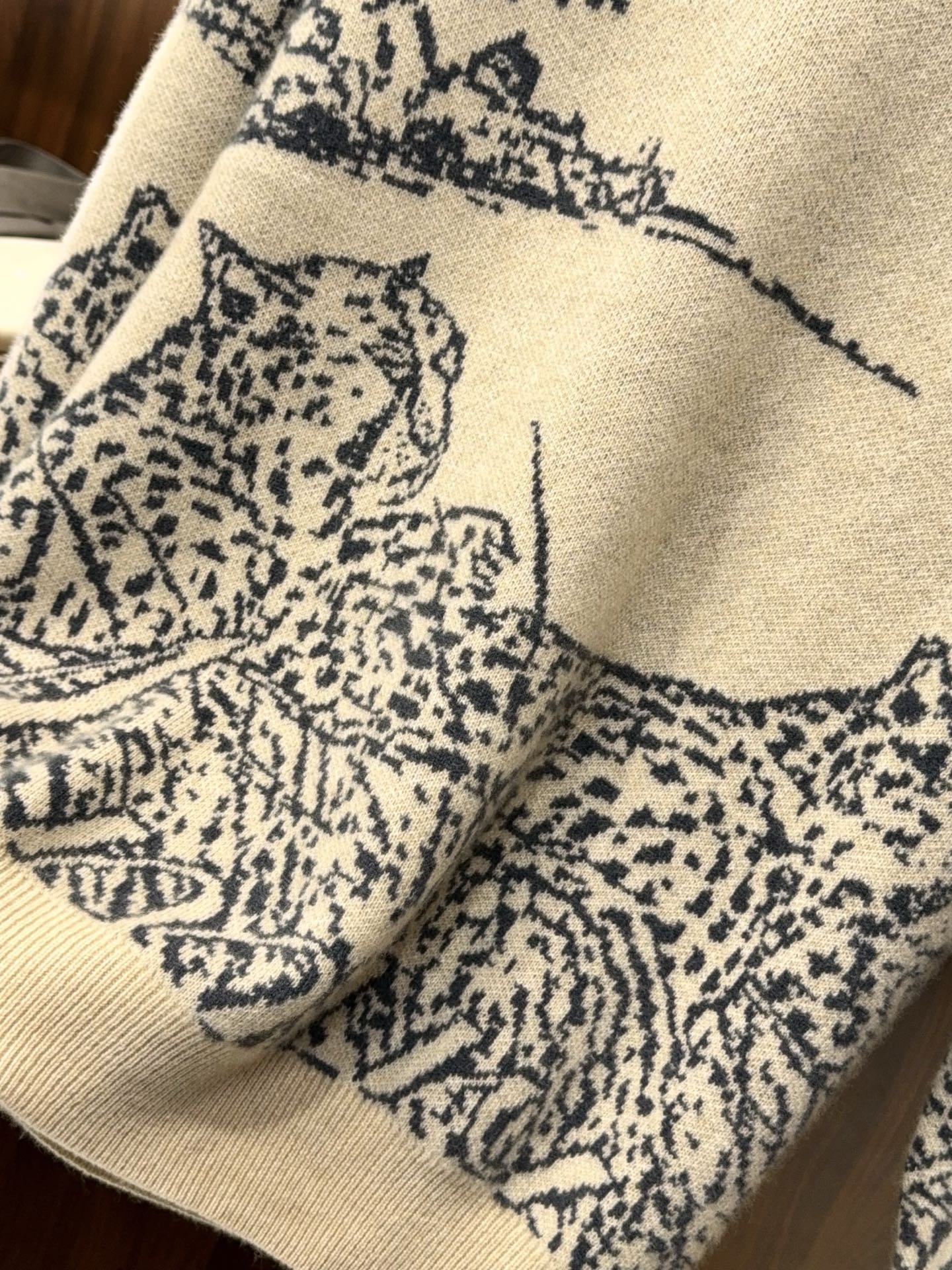 久等了H家提花花豹图案！甄选优质天然细腻柔软100%羊绒纱线时尚花形圆领羊绒奢藏级花豹羊绒衫，H家提花工