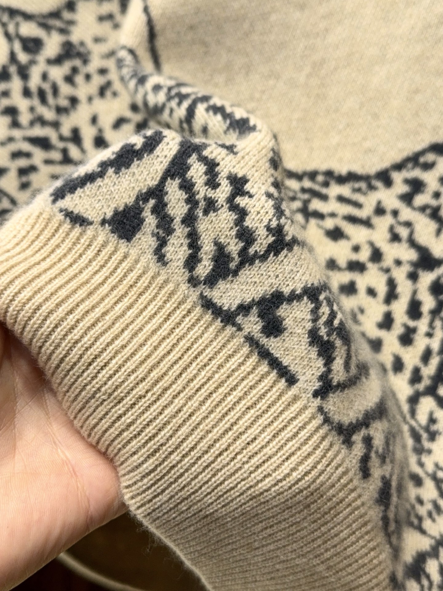 久等了H家提花花豹图案！甄选优质天然细腻柔软100%羊绒纱线时尚花形圆领羊绒奢藏级花豹羊绒衫，H家提花工