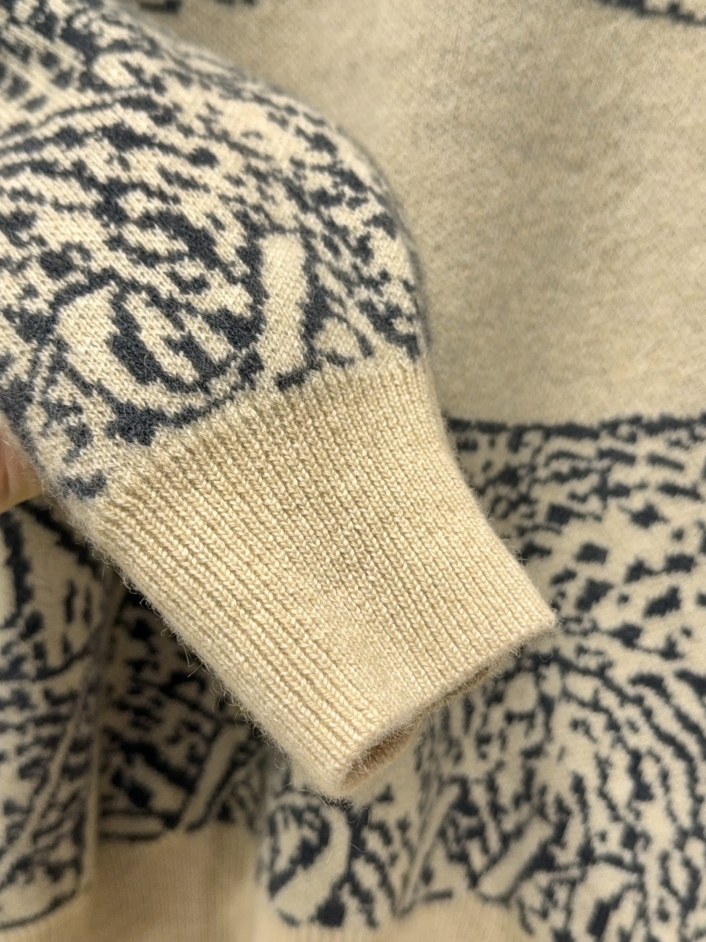 久等了H家提花花豹图案！甄选优质天然细腻柔软100%羊绒纱线时尚花形圆领羊绒奢藏级花豹羊绒衫，H家提花工