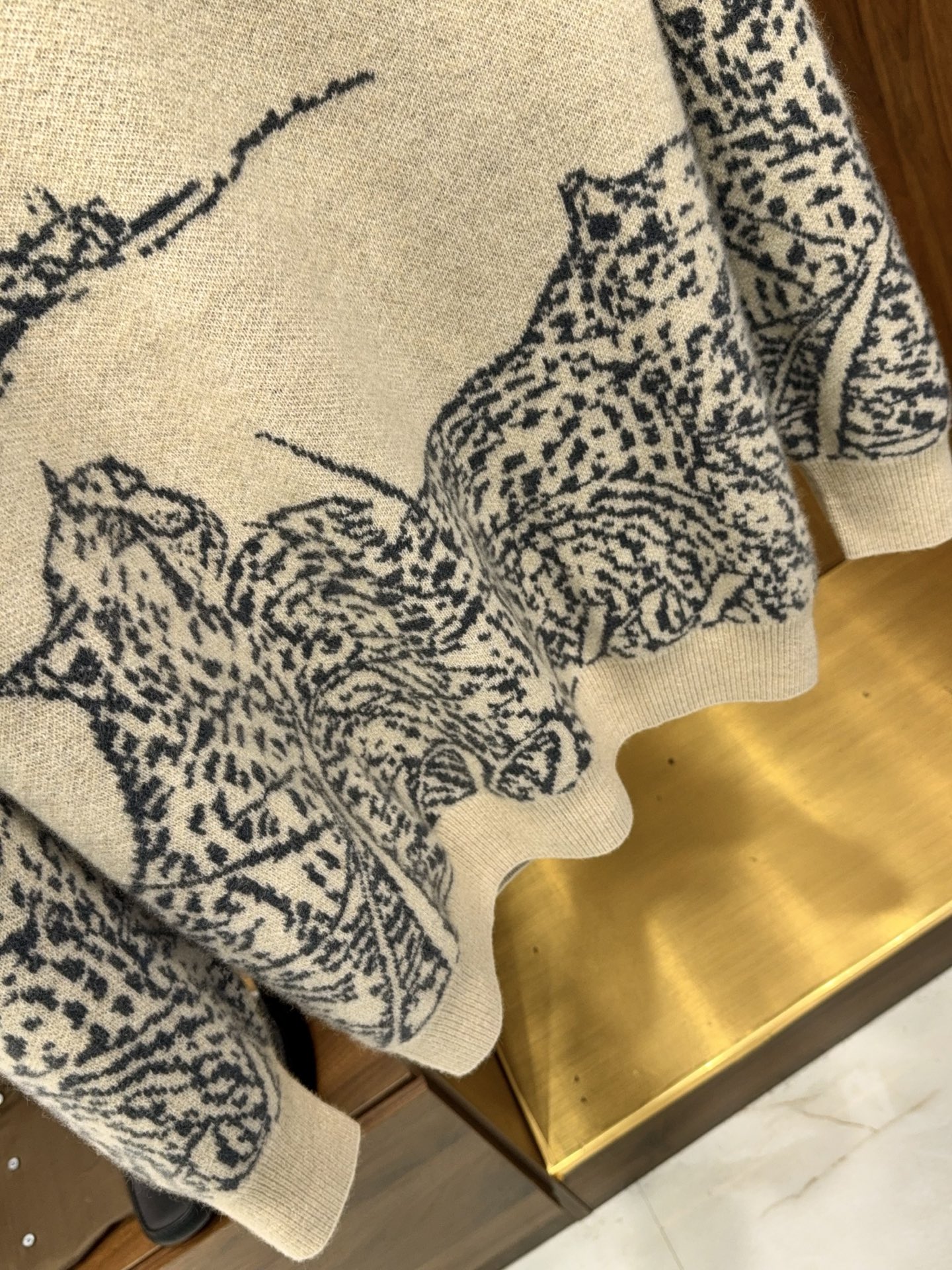 久等了H家提花花豹图案！甄选优质天然细腻柔软100%羊绒纱线时尚花形圆领羊绒奢藏级花豹羊绒衫，H家提花工