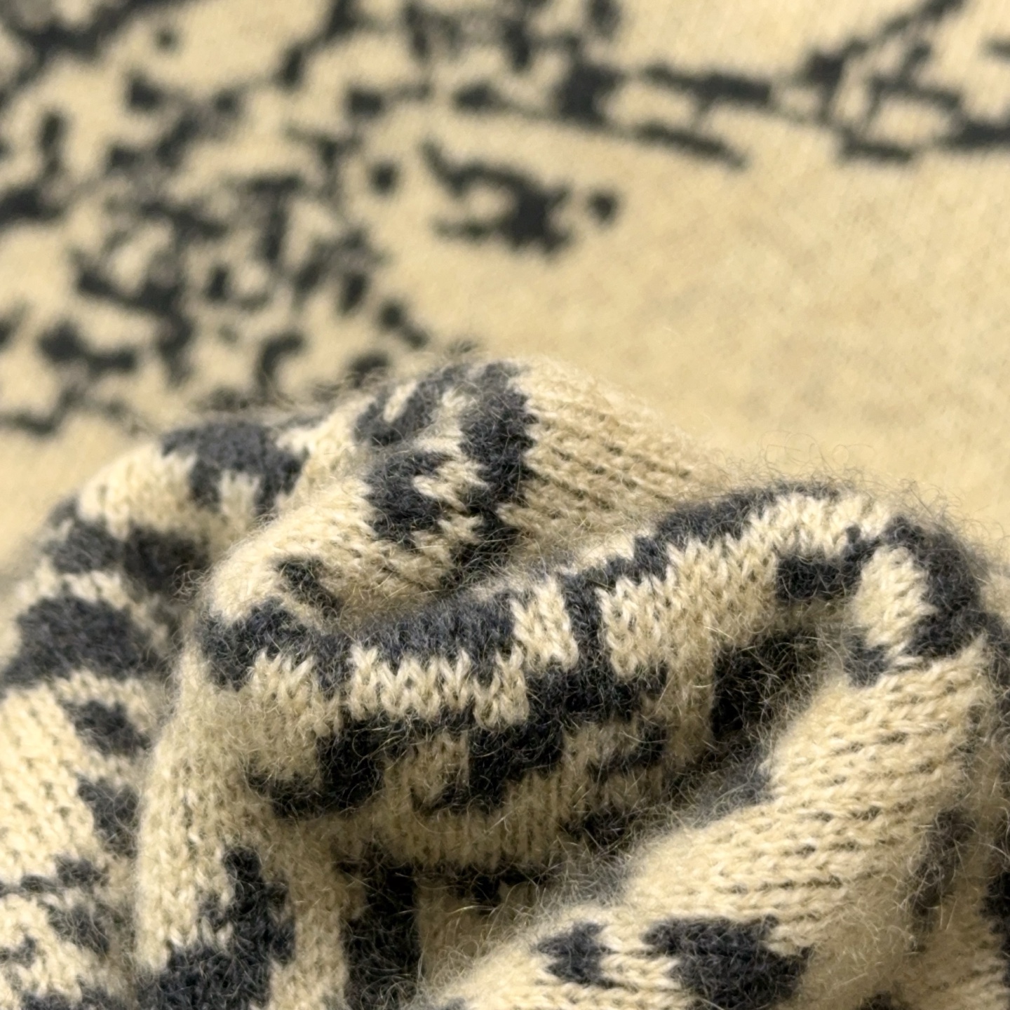 久等了H家提花花豹图案！甄选优质天然细腻柔软100%羊绒纱线时尚花形圆领羊绒奢藏级花豹羊绒衫，H家提花工