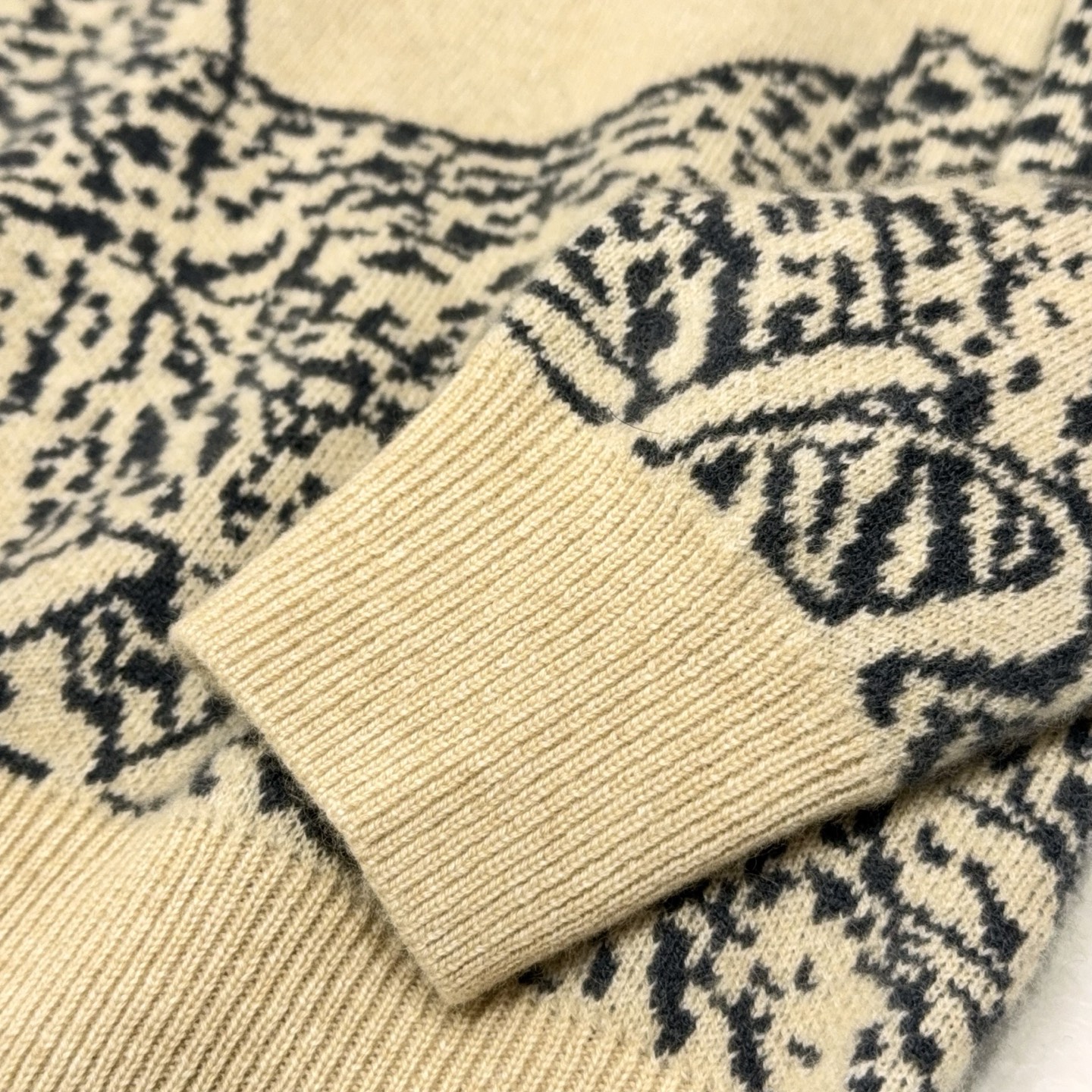 久等了H家提花花豹图案！甄选优质天然细腻柔软100%羊绒纱线时尚花形圆领羊绒奢藏级花豹羊绒衫，H家提花工