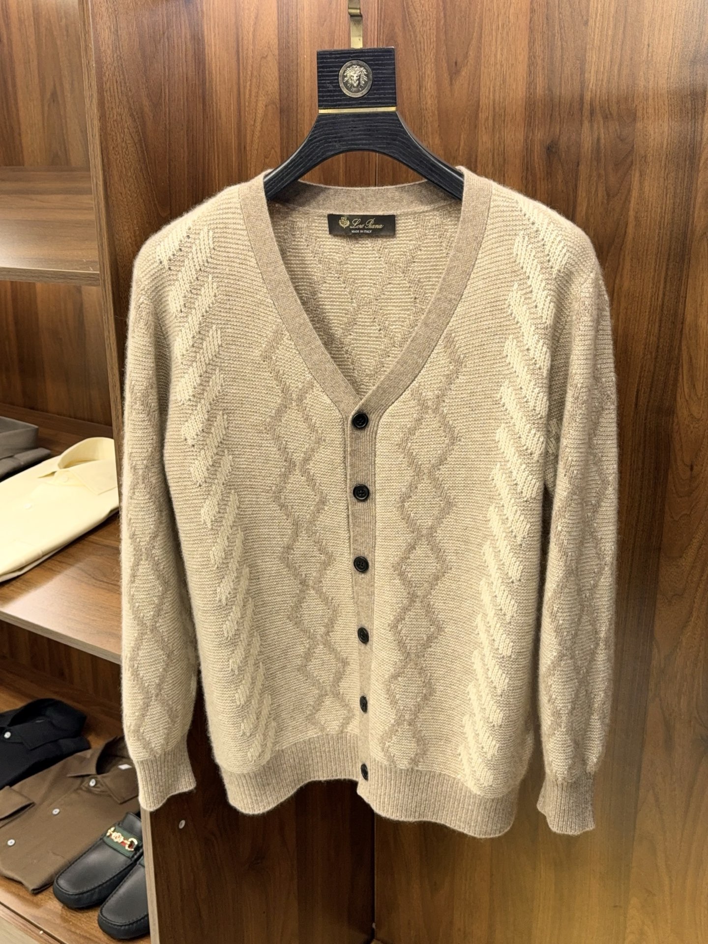 NO:660882,[Dear, the cardigan you have been waiting for has arrived!  LP family specially weaves 35 cashmere 65 wool worsted yarn jacquard yarn-dyed button style cashmere cardigan] LP family luxury cardigan is in stock soon!  35 cashmere + 65 wool jacquard knitting, warm but not heavy high-end texture. Men who are waiting for goods, please pay attention!  LP's exclusive special woven cardigan has finally arrived, no need to wait any longer, you can unlock high-end autumn and winter wear now!  35% precious cashmere blended with 65% high-quality wool is selected, and the yarn is woven using worsted spinning technology. The touch is as delicate as clouds blowing on the face. It has the softness and skin-friendlyness of cashmere, but also has the stiffness and style of wool. The upper body is warm without weighing down, and it can also be worn in cold winters with a light body feel. The unique jacquard yarn-dyed craftsmanship has a three-dimensional and exquisite texture. It is low-key and has a hidden sense of design. There is no exaggerated decoration, but the delicate texture shows off the taste. It is suitable for daily commuting and casual dating.  The classic button design can be opened and closed freely. The inner shirt is an elegant and gentlemanly style. Wear it alone with casual pants for a casual look, and layer it with a coat to add a sense of hierarchy. It strictly follows the consistent quality standards of the LP family, with neat wiring and thick buttons. Every detail has a luxurious texture. It can not only resist the coldness of autumn and winter, but also easily improve the texture of your outfit. It is a classic item that will not go out of style in your wardrobe for ten years. The stock is limited, so men who know their stuff should not miss it!  Wear it as soon as you buy it, and use a luxury cardigan to provide warmth and dignity throughout autumn and winter ~ M-3XL blue khaki, men's clothing, loro piana, shirts,  19860909【亲,您等的开衫到货了哦！LP家特织35羊绒65羊毛精纺纱线提花色织纽扣款羊绒开衫】 LP家奢级开衫现货速发！35羊绒+65羊毛提花针织,暖而不重的高阶质感. 等货的男士们注意啦！LP家专属特织开衫终于重磅到货,无需再盼,即刻解锁秋冬高阶穿搭！ 精选35珍贵羊绒混纺65优质羊毛,采用精纺工艺织就纱线,触感细腻如云朵拂面,既有羊绒的软糯亲肤,又兼具羊毛的挺括有型,上身暖而不压身,寒冬也能穿出轻盈体感.特有的提花色织工艺,纹理立体精致,低调中暗藏设计感,没有浮夸装饰,却凭着细腻肌理彰显品味,日常通勤、休闲约会都适配. 经典纽扣款设计,开合自如,内搭衬衫是儒雅绅士范,单穿配休闲裤显随性格调,叠穿大衣更添层次感.严苛遵循LP家一贯的品质标准,走线工整,纽扣质感厚重,每一处细节都透着奢级质感,既能抵御秋冬寒意,又能轻松提升穿搭质感,是衣柜里穿十年都不过时的经典单品. 现货库存有限,懂货的男士别错过！入手即穿,用一件奢级开衫,承包整个秋冬的温暖与体面～M-3XL 蓝色 卡其,男装,loro piana,shirts, ,Women's clothing