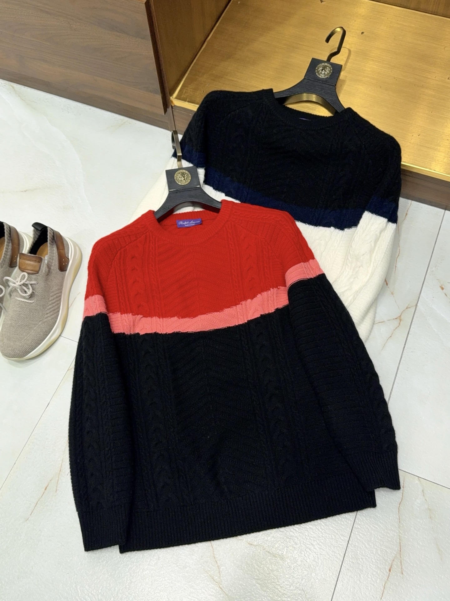 NO:660893,【Luxury products create fashionable new colors!  Gradient yarn-dyed jacquard wheat ear '8' twisted texture wool and cashmere blended knitted round-neck cashmere sweater] Luxurious new realm, woven with high-end texture, men's gradient jacquard wool and cashmere blended round-neck sweater.  When luxury craftsmanship meets fashionable ingenuity, this wool and cashmere blended sweater has become the finishing touch of a high-end wardrobe. It is blended with wool and cashmere in a golden ratio. It feels as soft and skin-friendly as clouds, has a warm and moist luster, takes into account warmth and drape, and has no pressure on the upper body to show a slimmer figure.  The core highlight focuses on the artistic aesthetics of gradient weaving - using high-precision yarn-dyed technology, the colors naturally blend from light to dark, abandoning rigid splicing, showing a delicate transition like morning mist blowing over the hills, breaking the dull feeling of solid color knitting. Jacquard technology outlines dual textures and full wheat.  The fringe pattern symbolizes a rich style, implying smoothness and worry-free; the '8' twisted pattern is intertwined with it, and the lines are smooth and rhythmic, which not only hides the good hope of 'prosperous wealth', but also enhances the layering of the fabric with three-dimensional patterns. It is concave and convex when touched, and visually it is more crisp and not collapsed.  The classic round neck design is versatile and does not pick on the face shape, and the right curvature of the neckline modifies the neck line. Whether it is worn with a shirt to create a business casual style, or worn alone to show your daily style, it can be easily controlled. The delicate blended material is breathable and not sweaty, and has excellent anti-pilling performance for long-lasting wear.  It still maintains a smooth texture. From commuting to the workplace to weekend outings, this sweater combines luxury craftsmanship, fashionable color matching and auspicious meaning, allowing men to bring a sense of luxury in every scene, redefining the elegance and style of autumn and winter wear. M-3XL (red)  white),men's clothing,shirts,gold, 19860909【奢品缔造时尚新配色！渐变色织工艺提花麦穗“8”字扭花纹理羊毛羊绒混纺针织圆领羊绒衫】奢雅新境 织就高阶质感,男士渐变提花羊毛羊绒混纺圆领针织衫. 当奢品工艺邂逅时尚巧思,这款羊毛羊绒混纺针织衫便成了高阶衣橱的点睛之笔.精选羊毛与羊绒黄金配比混纺,触感如云朵般软糯亲肤,自带温润光泽,兼顾保暖性与垂坠感,上身无压更显利落身形. 核心亮点聚焦渐变织就的艺术美学——采用高精密色织工艺,色彩由浅入深自然晕染,摒弃生硬拼接,呈现出如同晨雾拂过山丘的细腻过渡,打破纯色针织的沉闷感.提花工艺勾勒双重肌理饱满麦穗纹象征丰盈格调,寓意顺遂无忧；“8”字扭花纹理交织其间,线条流畅且富有韵律,既暗藏“财运亨通”的美好期许,又以立体纹路增强面料层次感,触摸时凹凸有致,视觉上更显挺括不塌. 经典圆领设计百搭不挑脸型,恰到好处的领口弧度修饰颈部线条,无论是内搭衬衫打造商务休闲风,还是单穿彰显日常格调,都能轻松驾驭.细腻的混纺材质透气不闷汗,抗起球性能优异,久穿依旧保持平整质感.从职场通勤到周末出游,这款集奢品工艺、时尚配色与吉祥寓意于一身的针织衫,让男士在每一个场景都能自带高级感,重新定义秋冬穿搭的优雅与格调.M-3XL（红色 白色）,男装,shirts,gold, ,Women's clothing