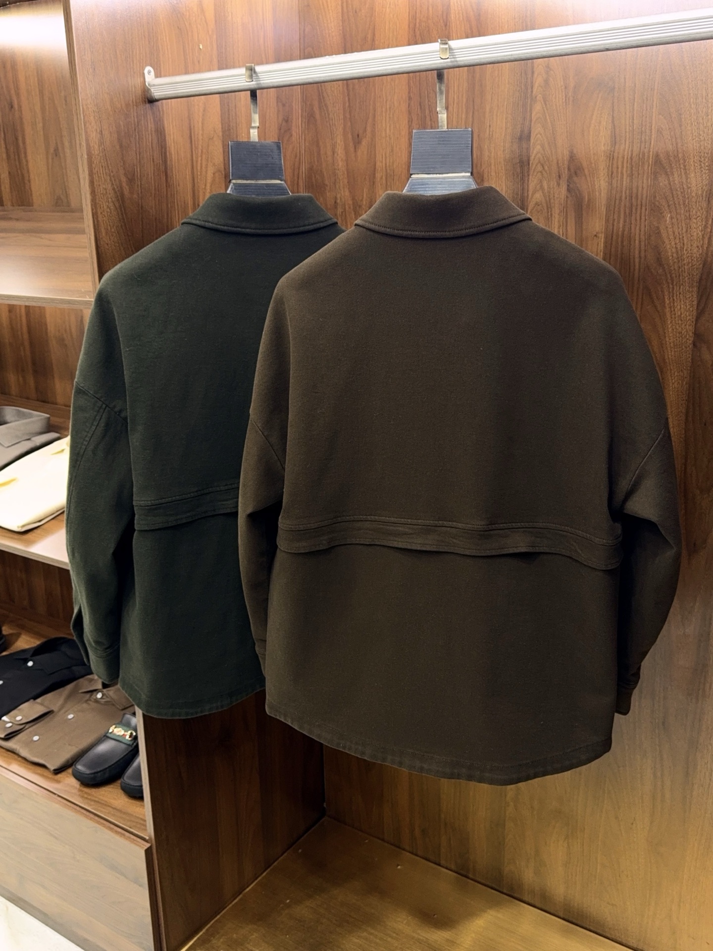 全新灵感复古涂层斜纹面料马鞍肩微阔版填充95白鹅绒轻薄款羽绒服夹克外套复古革新！95白鹅绒轻薄羽绒服夹克