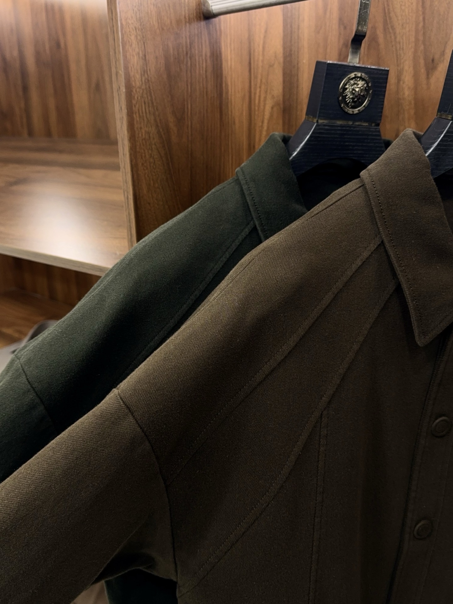 全新灵感复古涂层斜纹面料马鞍肩微阔版填充95白鹅绒轻薄款羽绒服夹克外套复古革新！95白鹅绒轻薄羽绒服夹克