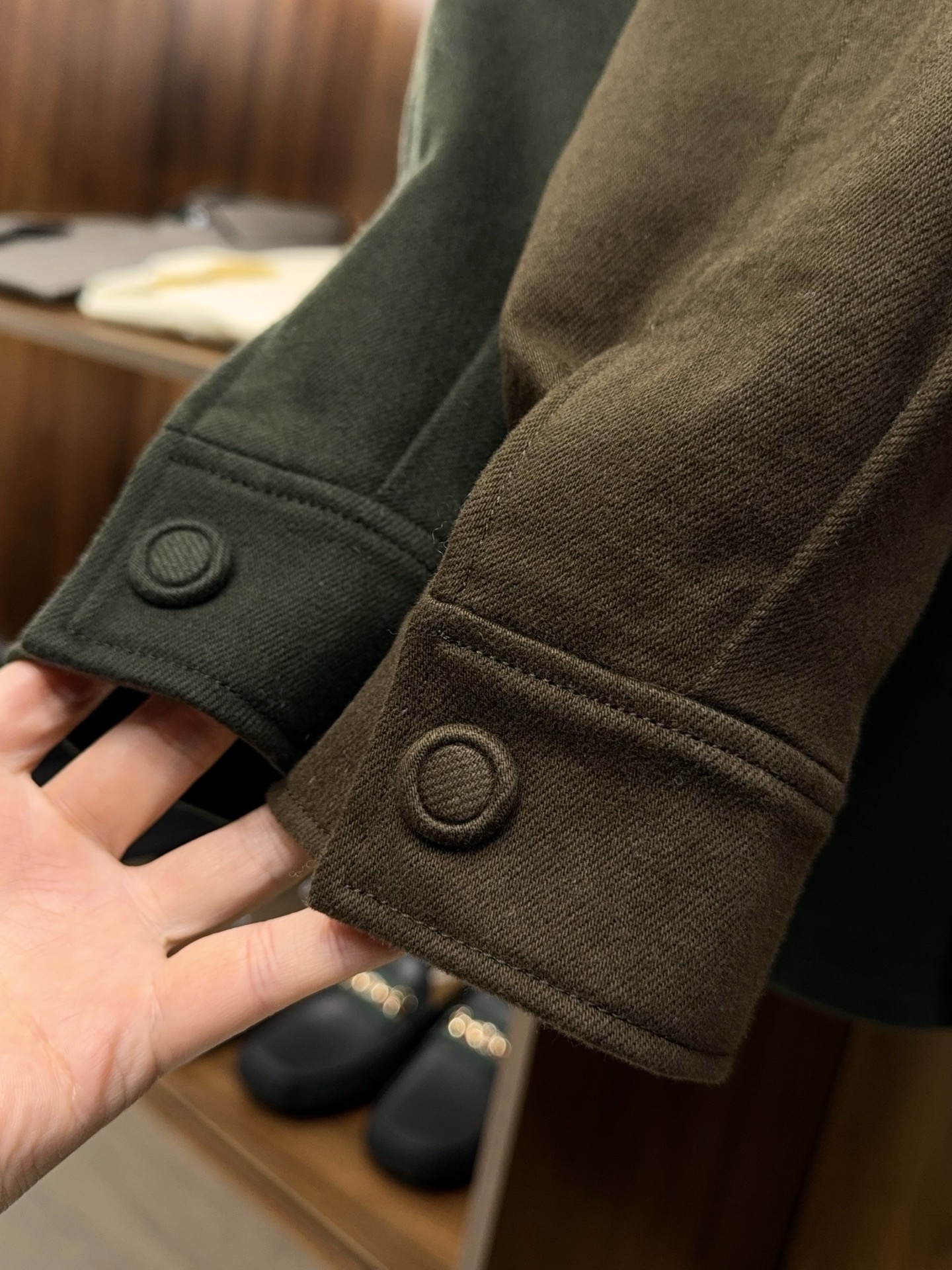 全新灵感复古涂层斜纹面料马鞍肩微阔版填充95白鹅绒轻薄款羽绒服夹克外套复古革新！95白鹅绒轻薄羽绒服夹克