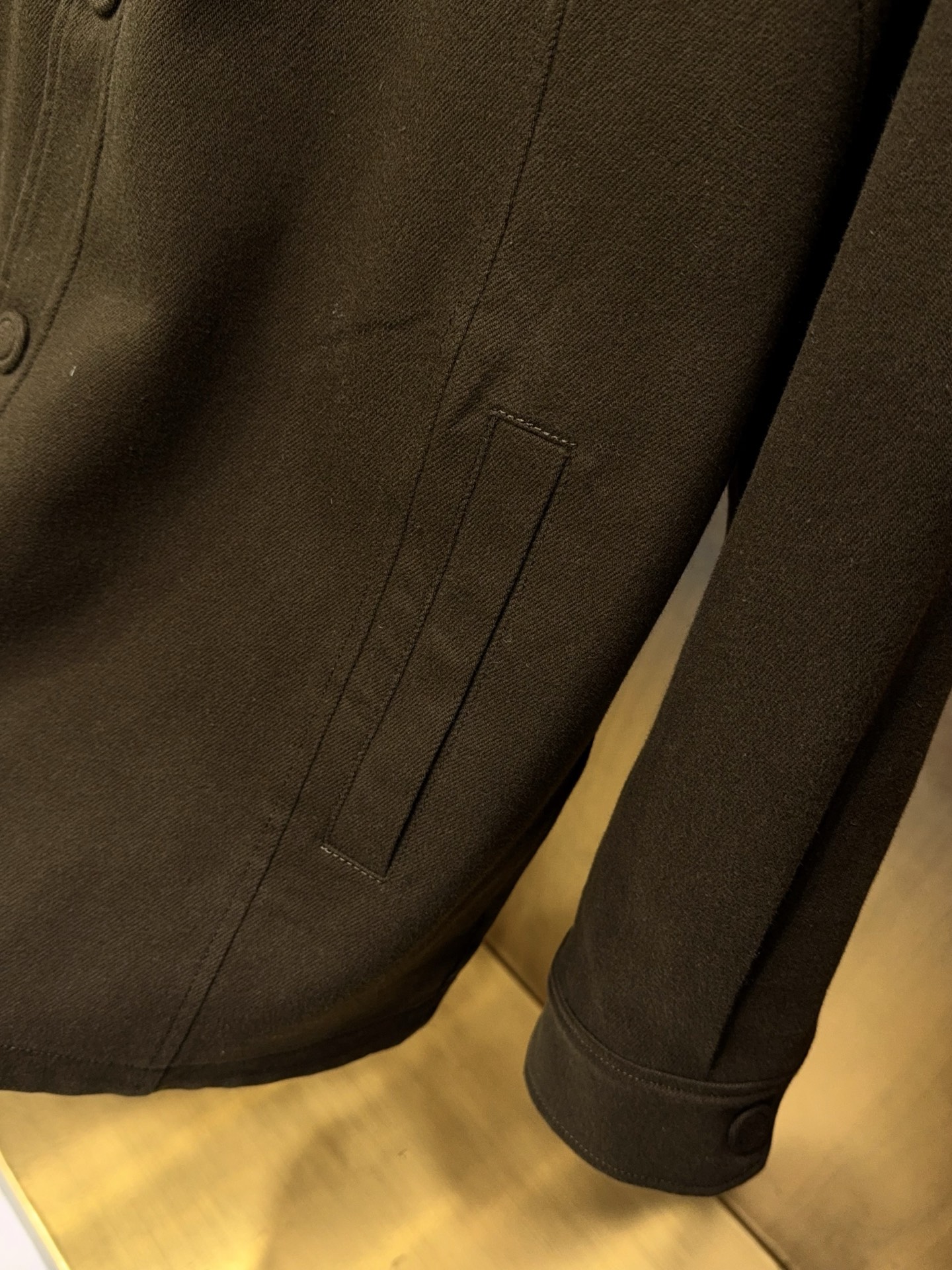 全新灵感复古涂层斜纹面料马鞍肩微阔版填充95白鹅绒轻薄款羽绒服夹克外套复古革新！95白鹅绒轻薄羽绒服夹克