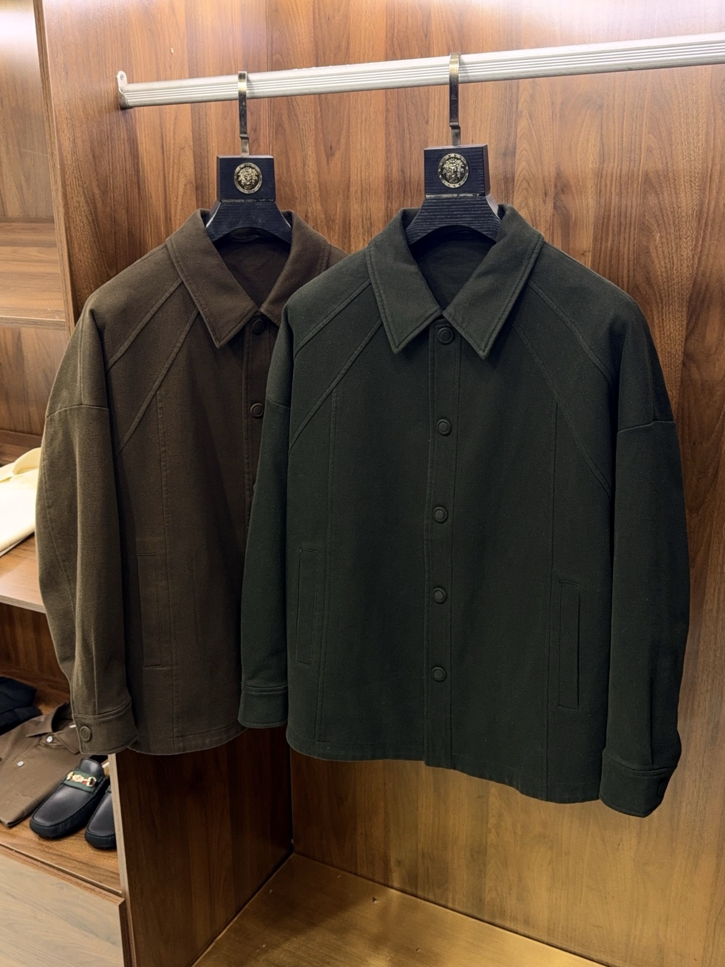 全新灵感复古涂层斜纹面料马鞍肩微阔版填充95白鹅绒轻薄款羽绒服夹克外套复古革新！95白鹅绒轻薄羽绒服夹克