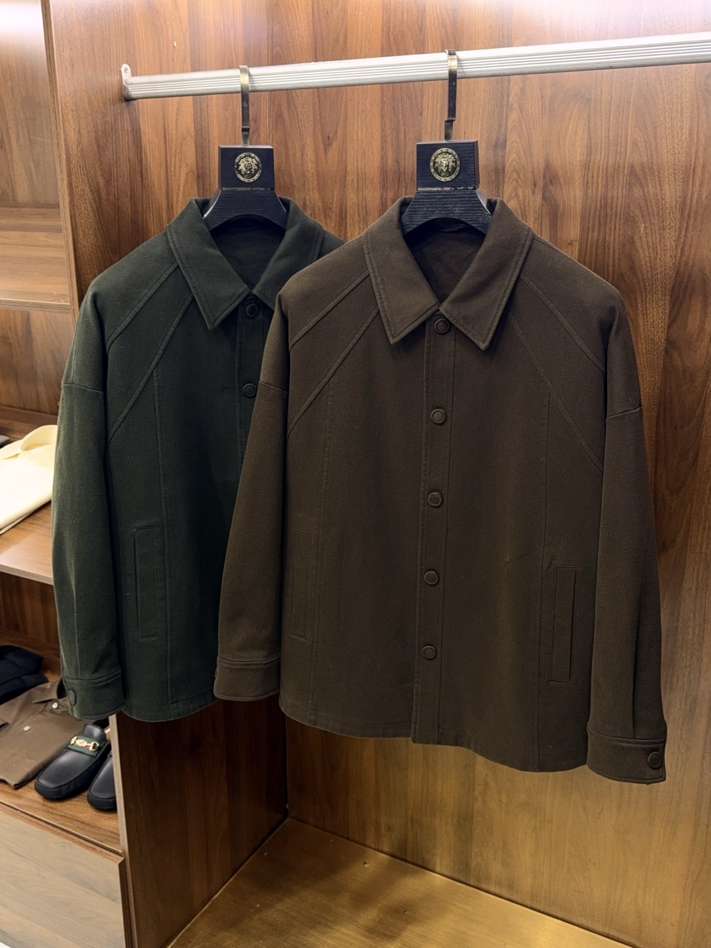 NO:609348,Brand new inspiration retro coated twill fabric saddle shoulder slightly wide version filled with 95 white goose down lightweight down jacket jacket retro innovation!  The 95 white goose down lightweight down jacket redefines winter style. When retro aesthetics collide with modern functions, this men's lightweight down jacket was born. It is not only a tribute to the classics, but also a new deconstruction of winter wear. The selected inspired retro coated twill fabric has a delicate texture and matte texture on the surface, and the retro charm is hidden inside. The windproof and waterproof coating design combines style and practicality, and can be used calmly for daily commuting or city roaming.  There is hidden ingenuity in the tailoring. The saddle shoulder design breaks the rules and modifies the shoulder line to make the shoulders and back straighter. The slightly wide silhouette is not flattering to the body shape. It accommodates all kinds of body shapes while creating a relaxed and casual wearing atmosphere, saying goodbye to bulky constraints.  .The interior is filled with 95% white goose down, which is fluffy and clean. It has excellent temperature-locking and warmth-keeping properties, but does not feel heavy and draggy. The upper body is as light as a feather. It is not bulky when worn in layers or thin when worn alone. It can easily adapt to the needs of various scenes.  From fabric to tailoring, from warmth to appearance, every detail demonstrates quality. The texture of retro-coated twill collides with clean lines, and the warm core of 95 white goose velvet is paired with a thin silhouette, allowing winter wear to resist the cold while maintaining style. Whether it is paired with  Whether paired with casual pants to create a relaxed feel in daily life, or paired with trousers to unlock a light business style, this down jacket can be your winter styling tool, finding a balance between retro and modern, allowing warmth and style to go hand in hand. M-3XL,,jackets  & coats,jackets & coats,down jacket,alexander wang19860909全新灵感复古涂层斜纹面料马鞍肩微阔版填充95白鹅绒轻薄款羽绒服夹克外套复古革新！95白鹅绒轻薄羽绒服夹克,重新定义冬日型格. 当复古美学碰撞现代机能,这款男士轻薄羽绒服夹克应运而生,既是对经典的致敬,更是对冬日穿搭的全新解构.精选灵感复古涂层斜纹面料,表面带着细腻肌理与哑光质感,复古韵味暗藏其间,防风防水的涂层设计让格调与实用兼备,日常通勤或城市漫游皆能从容应对. 剪裁上暗藏巧思,马鞍肩设计打破常规,修饰肩线更显肩背挺拔,微阔版廓形不挑身形,包容各种身材的同时营造松弛随性的穿搭氛围,告别臃肿束缚.内里填充95白鹅绒,绒朵蓬松洁净,锁温保暖性能出众,却无厚重拖沓感,上身轻盈如羽,叠穿不臃肿、单穿不单薄,轻松适配多场景穿搭需求. 从面料到剪裁,从保暖到颜值,每一处细节都彰显品质.复古涂层斜纹的肌理感碰撞利落线条,95白鹅绒的温暖内核搭配轻薄轮廓,让冬日穿搭既能抵御寒意,又能保持型格在线.无论是搭配休闲裤打造日常松弛感,还是适配西裤解锁轻商务风格,这款羽绒服夹克都能成为你的冬日造型利器,在复古与现代之间找到平衡,让温暖与格调并行不悖.M-3XL,,jackets & coats,jackets & coats,down jacket,alexander wang,Men's clothing