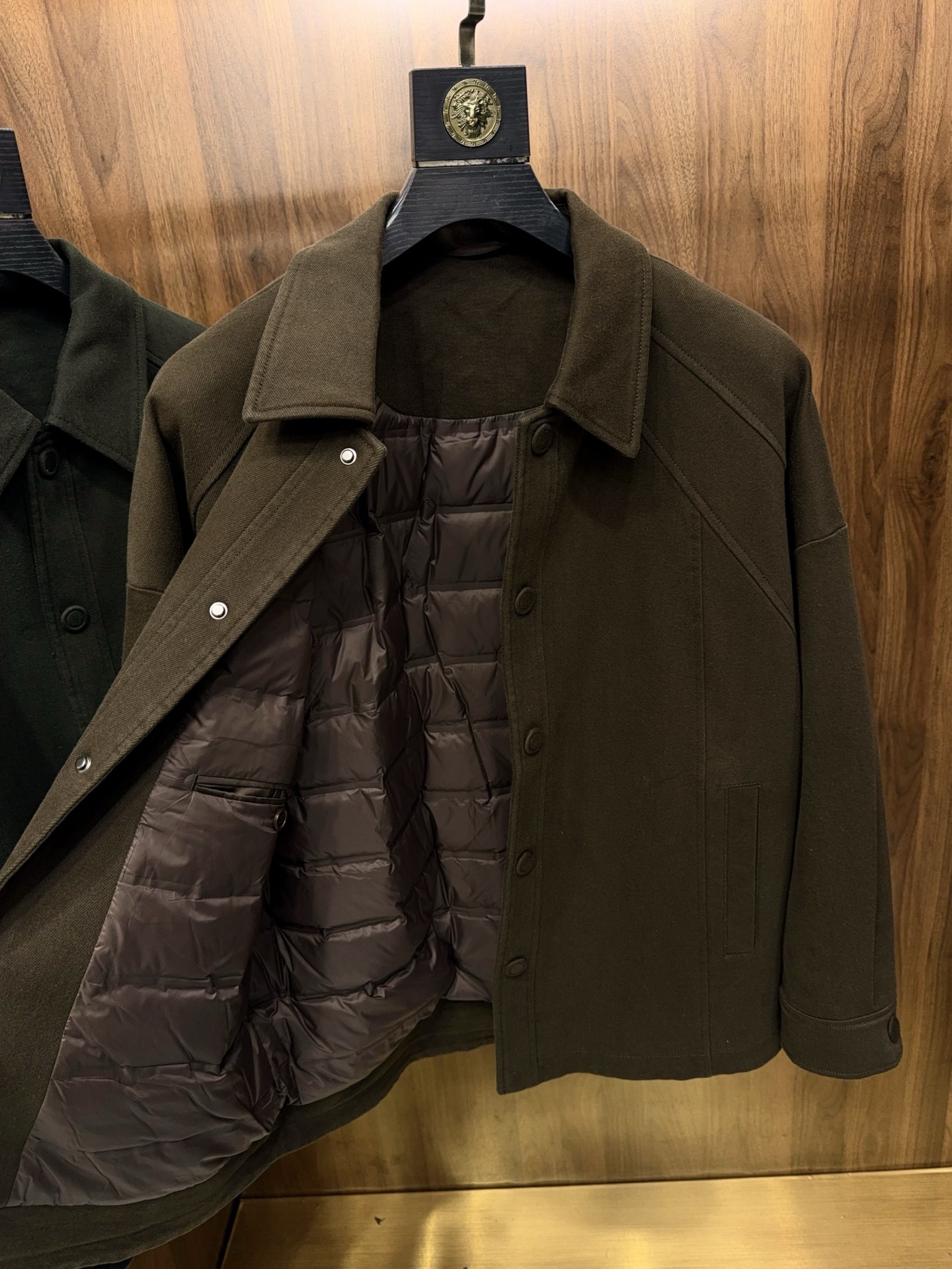 全新灵感复古涂层斜纹面料马鞍肩微阔版填充95白鹅绒轻薄款羽绒服夹克外套复古革新！95白鹅绒轻薄羽绒服夹克