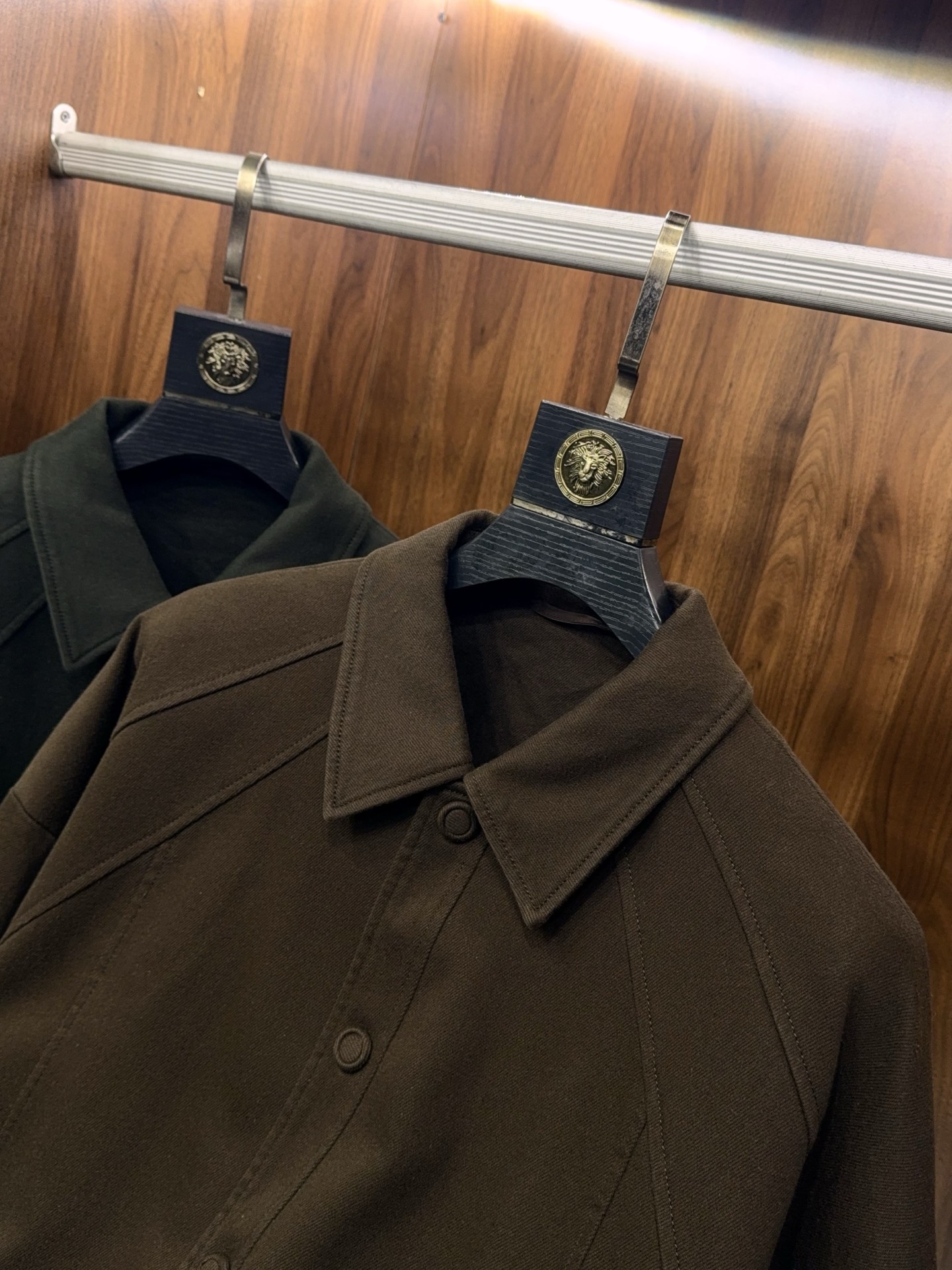 全新灵感复古涂层斜纹面料马鞍肩微阔版填充95白鹅绒轻薄款羽绒服夹克外套复古革新！95白鹅绒轻薄羽绒服夹克