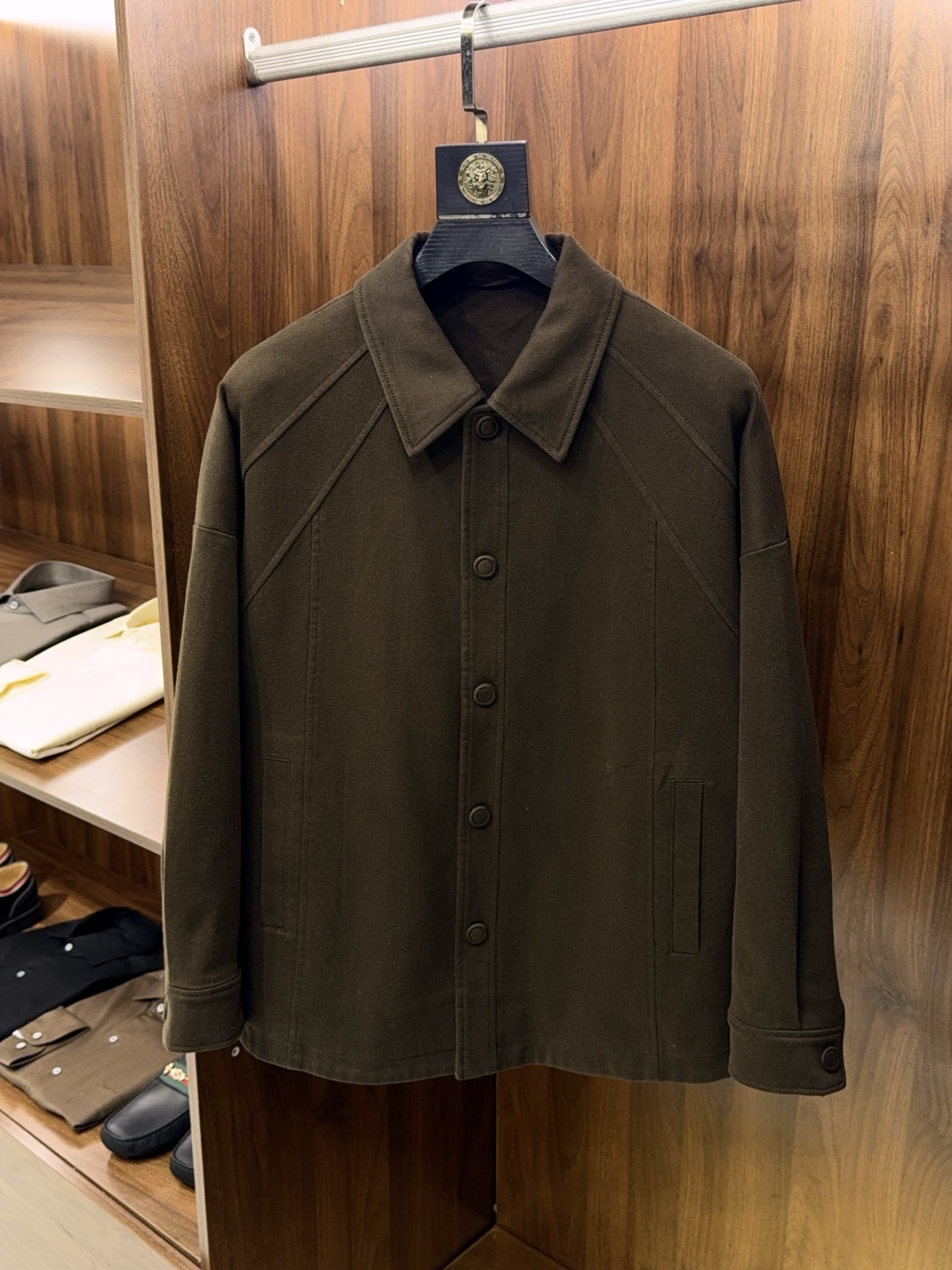 全新灵感复古涂层斜纹面料马鞍肩微阔版填充95白鹅绒轻薄款羽绒服夹克外套复古革新！95白鹅绒轻薄羽绒服夹克