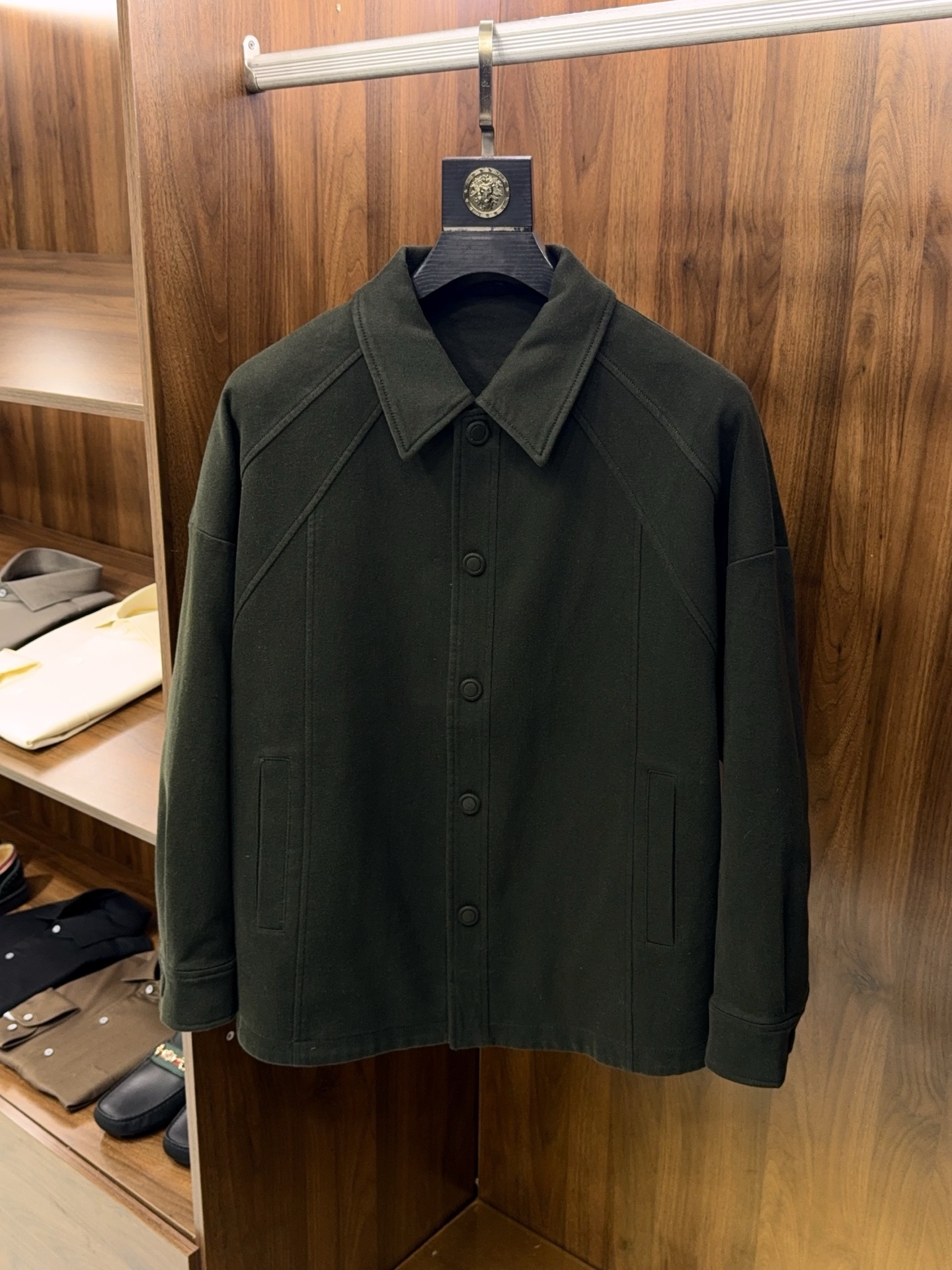 全新灵感复古涂层斜纹面料马鞍肩微阔版填充95白鹅绒轻薄款羽绒服夹克外套复古革新！95白鹅绒轻薄羽绒服夹克