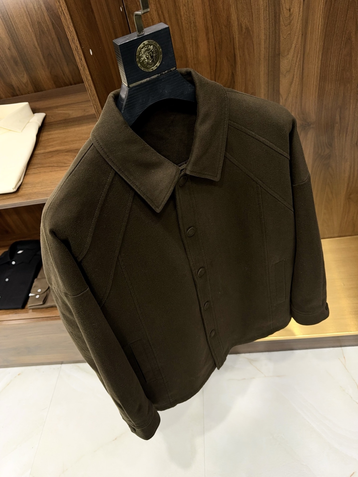 全新灵感复古涂层斜纹面料马鞍肩微阔版填充95白鹅绒轻薄款羽绒服夹克外套复古革新！95白鹅绒轻薄羽绒服夹克