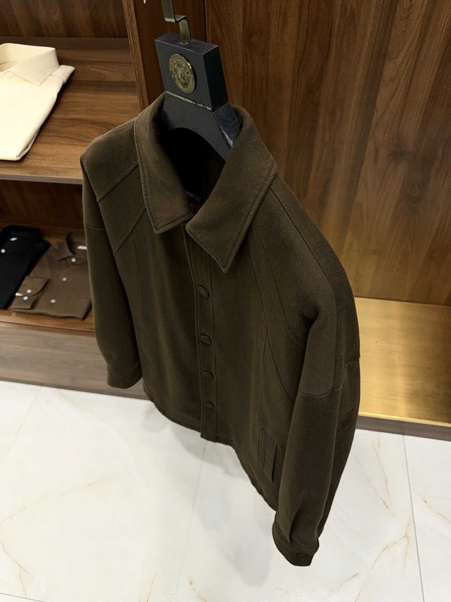 全新灵感复古涂层斜纹面料马鞍肩微阔版填充95白鹅绒轻薄款羽绒服夹克外套复古革新！95白鹅绒轻薄羽绒服夹克