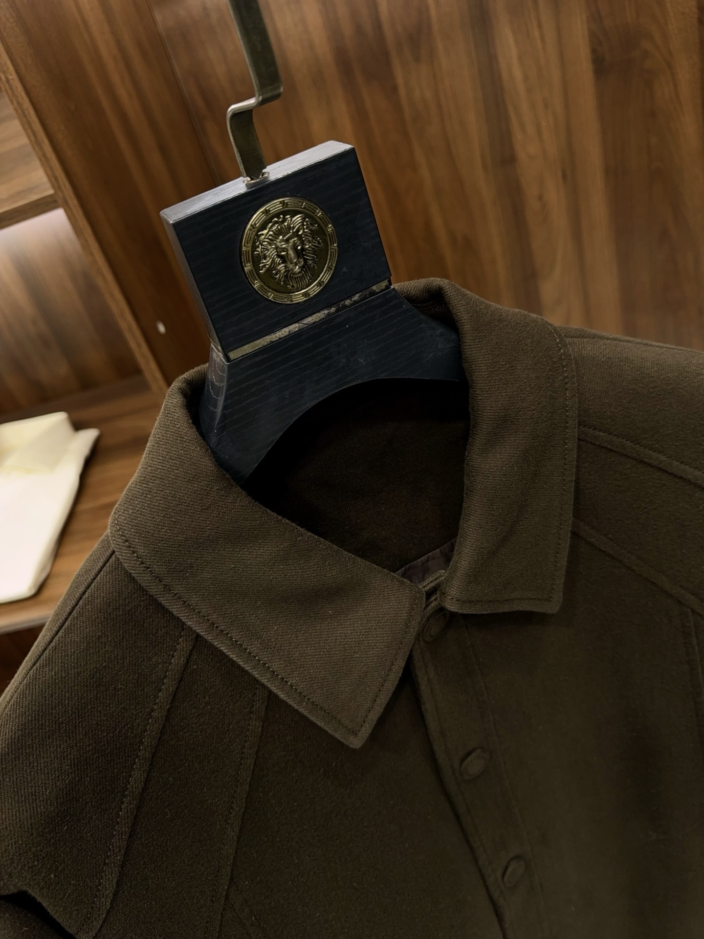 全新灵感复古涂层斜纹面料马鞍肩微阔版填充95白鹅绒轻薄款羽绒服夹克外套复古革新！95白鹅绒轻薄羽绒服夹克