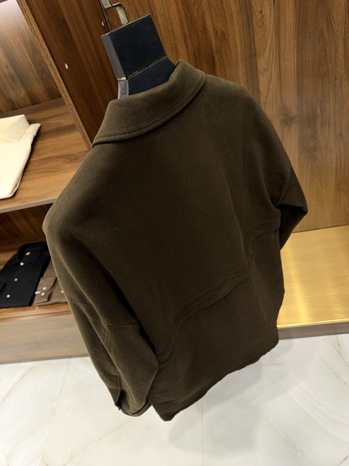 全新灵感复古涂层斜纹面料马鞍肩微阔版填充95白鹅绒轻薄款羽绒服夹克外套复古革新！95白鹅绒轻薄羽绒服夹克