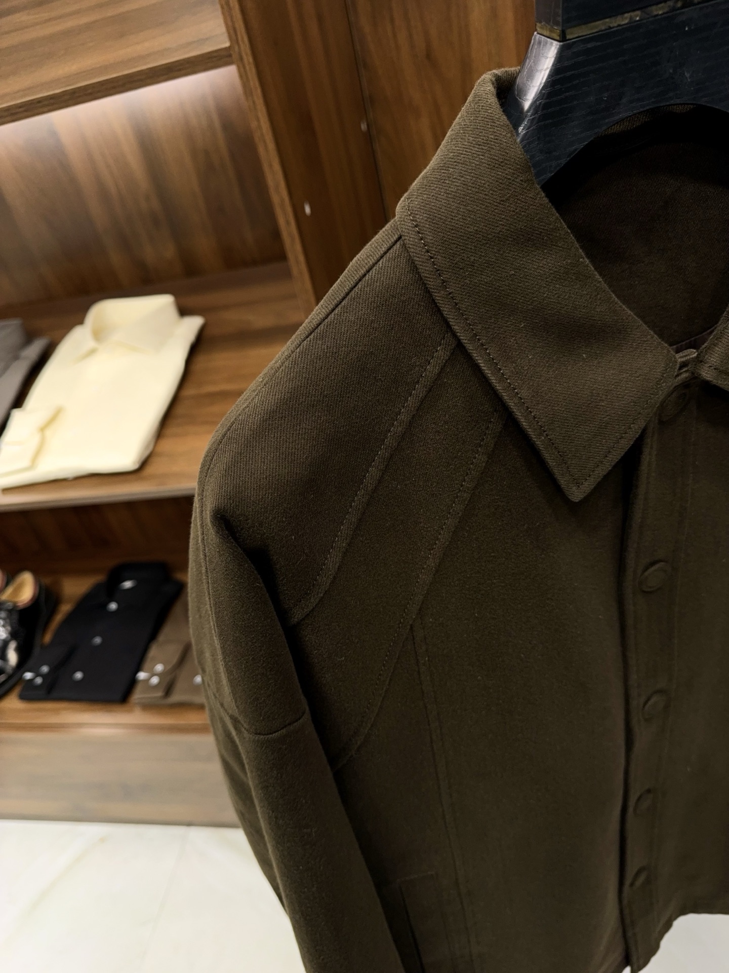 全新灵感复古涂层斜纹面料马鞍肩微阔版填充95白鹅绒轻薄款羽绒服夹克外套复古革新！95白鹅绒轻薄羽绒服夹克