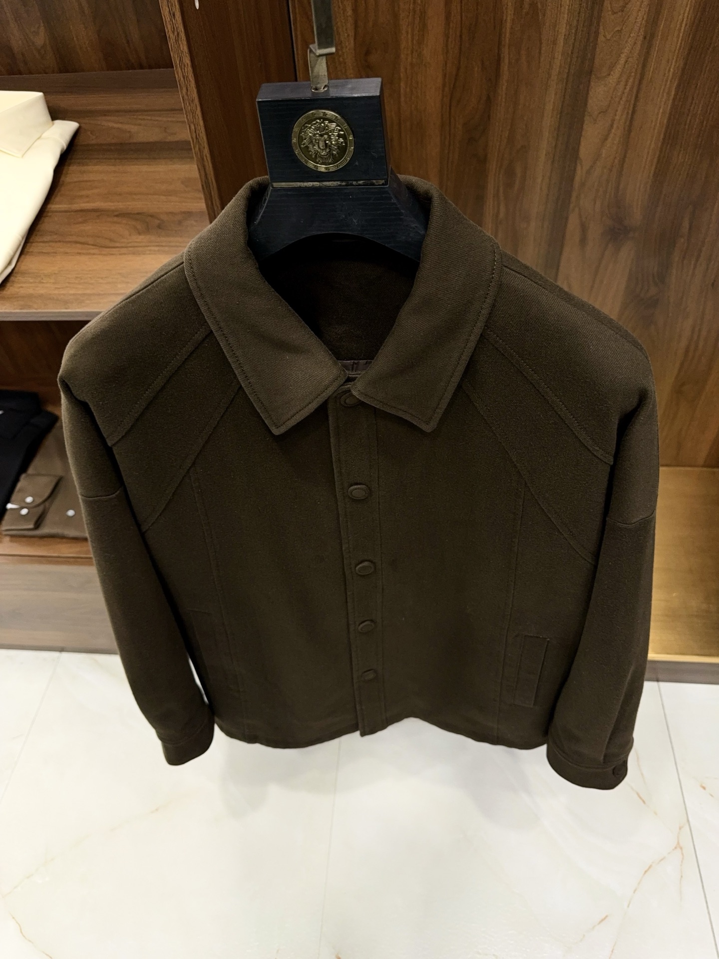 全新灵感复古涂层斜纹面料马鞍肩微阔版填充95白鹅绒轻薄款羽绒服夹克外套复古革新！95白鹅绒轻薄羽绒服夹克