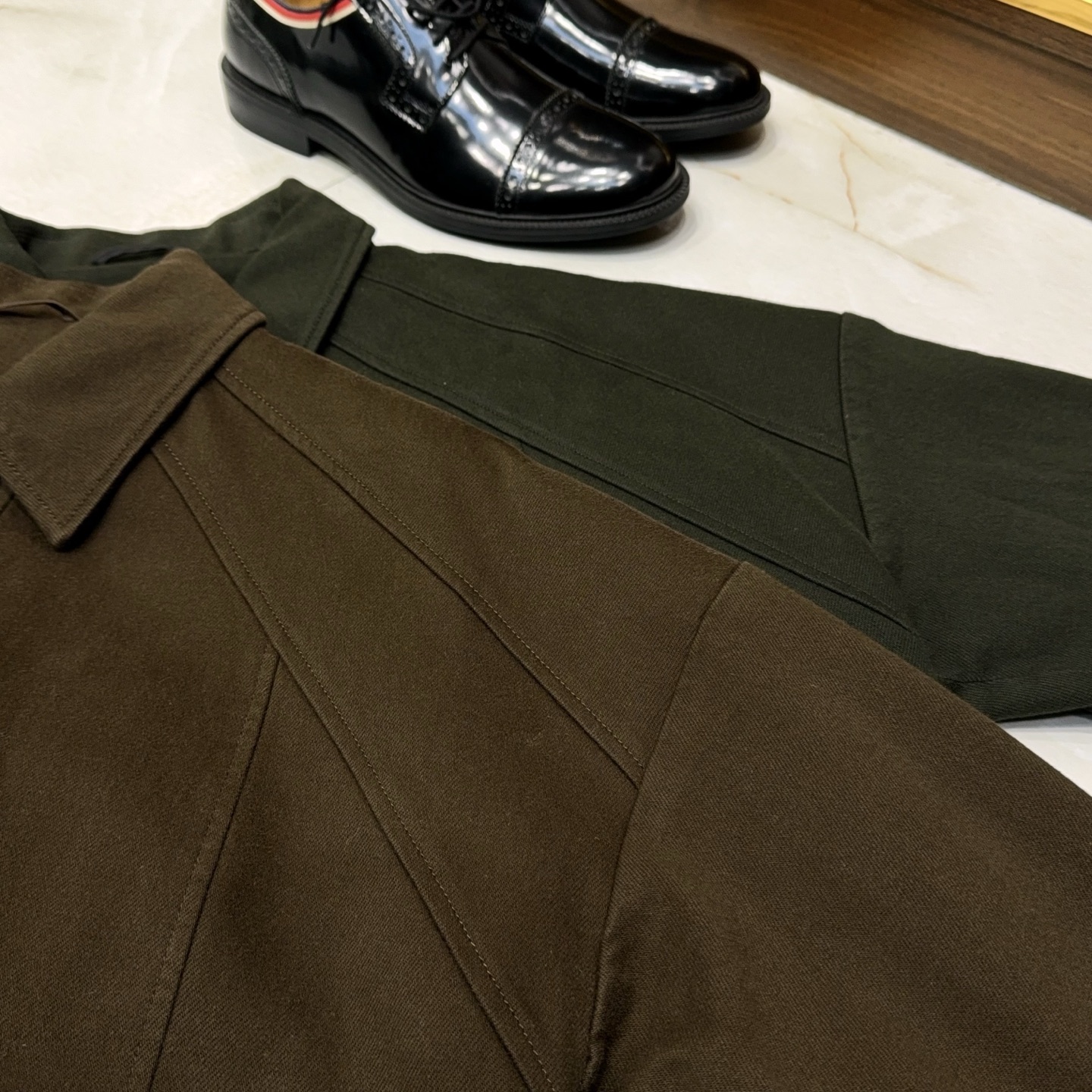 全新灵感复古涂层斜纹面料马鞍肩微阔版填充95白鹅绒轻薄款羽绒服夹克外套复古革新！95白鹅绒轻薄羽绒服夹克