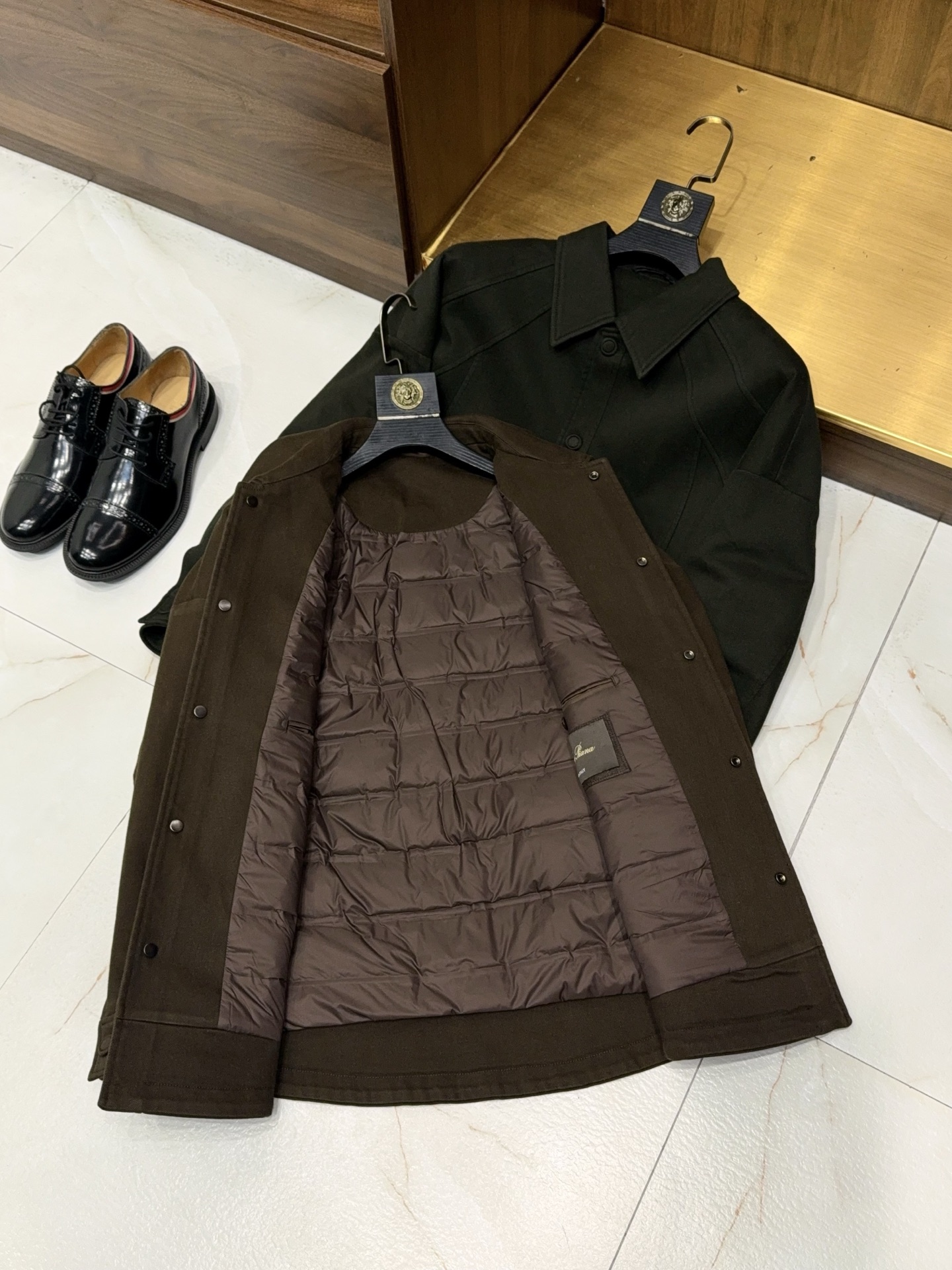 全新灵感复古涂层斜纹面料马鞍肩微阔版填充95白鹅绒轻薄款羽绒服夹克外套复古革新！95白鹅绒轻薄羽绒服夹克