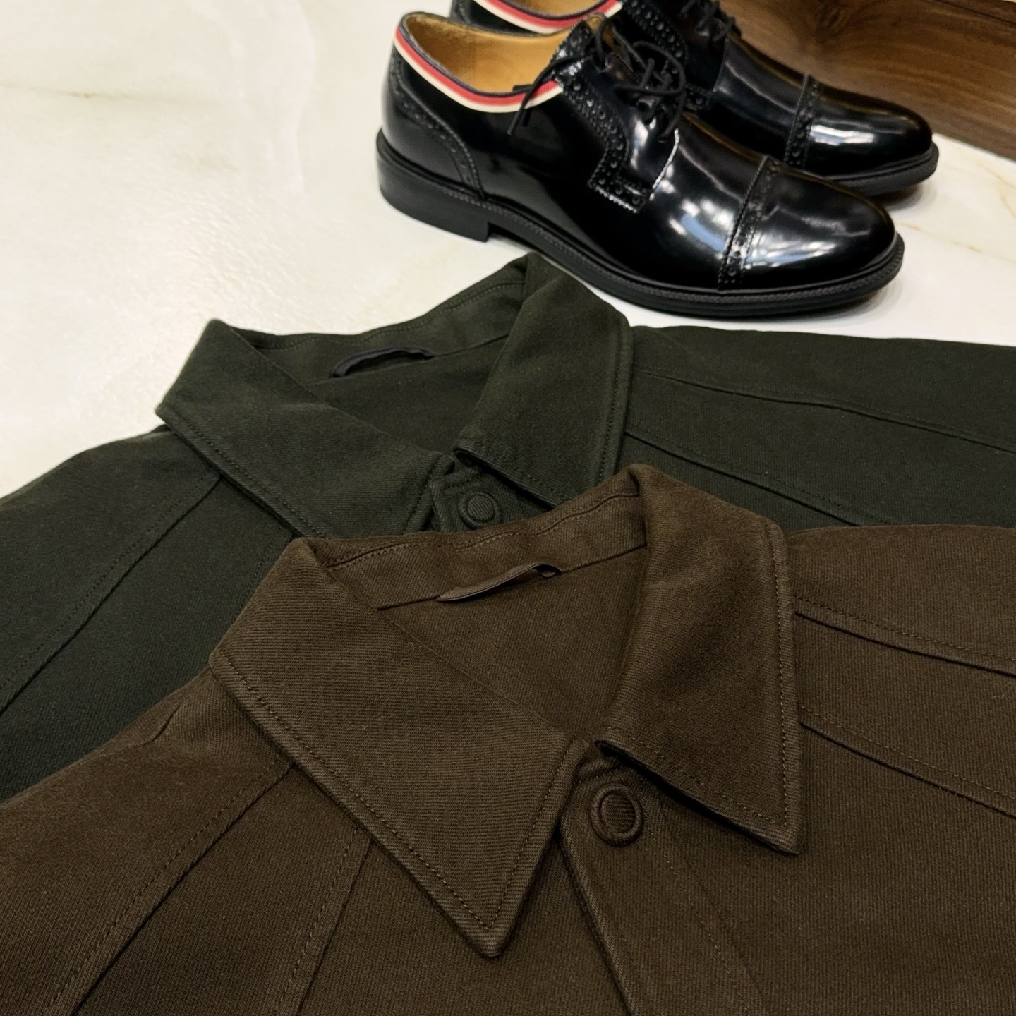 全新灵感复古涂层斜纹面料马鞍肩微阔版填充95白鹅绒轻薄款羽绒服夹克外套复古革新！95白鹅绒轻薄羽绒服夹克