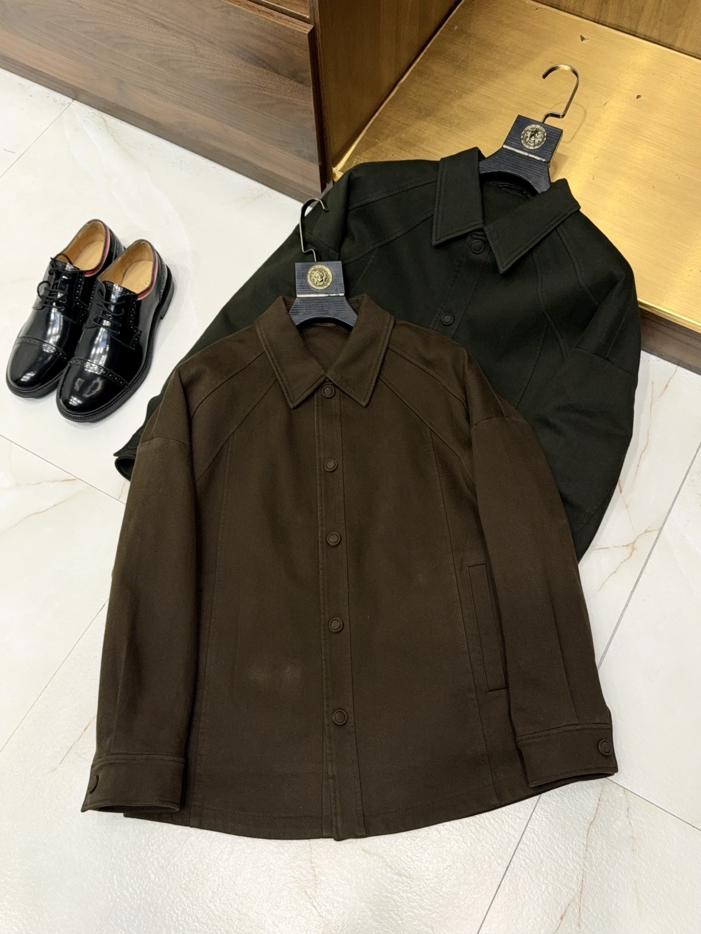 NO:609352,Brand new inspiration retro coated twill fabric saddle shoulder slightly wide version filled with 95 white goose down lightweight down jacket jacket retro innovation!  The 95 white goose down lightweight down jacket redefines winter style. When retro aesthetics collide with modern functions, this men's lightweight down jacket was born. It is not only a tribute to the classics, but also a new deconstruction of winter wear. The selected inspired retro coated twill fabric has a delicate texture and matte texture on the surface, and the retro charm is hidden inside. The windproof and waterproof coating design combines style and practicality, and can be used calmly for daily commuting or city roaming.  There is hidden ingenuity in the tailoring. The saddle shoulder design breaks the rules and modifies the shoulder line to make the shoulders and back straighter. The slightly wide silhouette is not flattering to the body shape. It accommodates all kinds of body shapes while creating a relaxed and casual wearing atmosphere, saying goodbye to bulky constraints.  .The interior is filled with 95% white goose down, which is fluffy and clean. It has excellent temperature-locking and warmth-keeping properties, but does not feel heavy and draggy. The upper body is as light as a feather. It is not bulky when worn in layers or thin when worn alone. It can easily adapt to the needs of various scenes.  From fabric to tailoring, from warmth to appearance, every detail demonstrates quality. The texture of retro-coated twill collides with clean lines, and the warm core of 95 white goose velvet is paired with a thin silhouette, allowing winter wear to resist the cold while maintaining style. Whether it is paired with  Whether paired with casual pants to create a relaxed feel in daily life, or paired with trousers to unlock a light business style, this down jacket can be your winter styling tool, finding a balance between retro and modern, allowing warmth and style to go hand in hand. M-3XL,,jackets  & coats,jackets & coats,down jacket,alexander wang19860909全新灵感复古涂层斜纹面料马鞍肩微阔版填充95白鹅绒轻薄款羽绒服夹克外套复古革新！95白鹅绒轻薄羽绒服夹克,重新定义冬日型格. 当复古美学碰撞现代机能,这款男士轻薄羽绒服夹克应运而生,既是对经典的致敬,更是对冬日穿搭的全新解构.精选灵感复古涂层斜纹面料,表面带着细腻肌理与哑光质感,复古韵味暗藏其间,防风防水的涂层设计让格调与实用兼备,日常通勤或城市漫游皆能从容应对. 剪裁上暗藏巧思,马鞍肩设计打破常规,修饰肩线更显肩背挺拔,微阔版廓形不挑身形,包容各种身材的同时营造松弛随性的穿搭氛围,告别臃肿束缚.内里填充95白鹅绒,绒朵蓬松洁净,锁温保暖性能出众,却无厚重拖沓感,上身轻盈如羽,叠穿不臃肿、单穿不单薄,轻松适配多场景穿搭需求. 从面料到剪裁,从保暖到颜值,每一处细节都彰显品质.复古涂层斜纹的肌理感碰撞利落线条,95白鹅绒的温暖内核搭配轻薄轮廓,让冬日穿搭既能抵御寒意,又能保持型格在线.无论是搭配休闲裤打造日常松弛感,还是适配西裤解锁轻商务风格,这款羽绒服夹克都能成为你的冬日造型利器,在复古与现代之间找到平衡,让温暖与格调并行不悖.M-3XL,,jackets & coats,jackets & coats,down jacket,alexander wang,Men's clothing