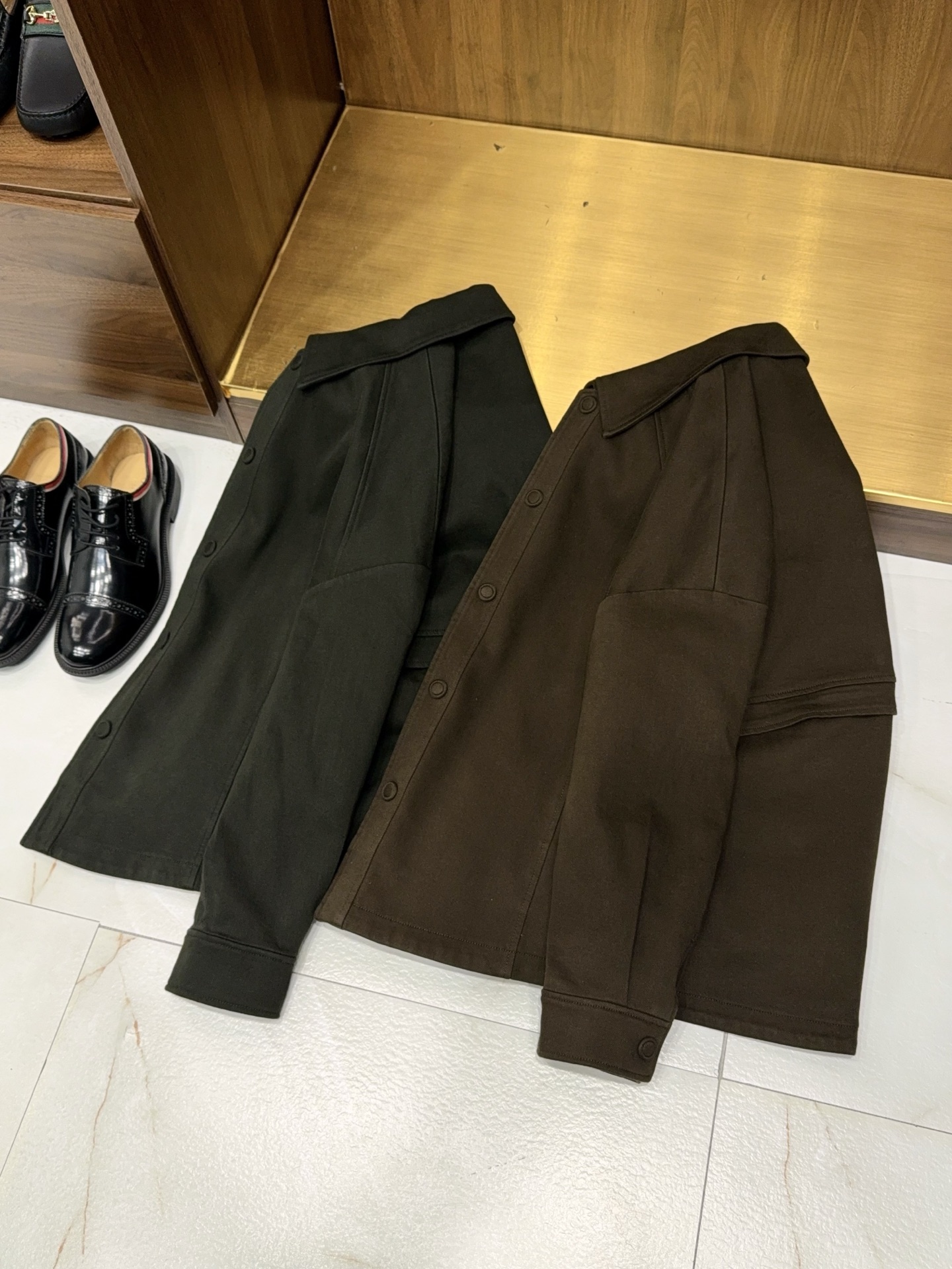 全新灵感复古涂层斜纹面料马鞍肩微阔版填充95白鹅绒轻薄款羽绒服夹克外套复古革新！95白鹅绒轻薄羽绒服夹克