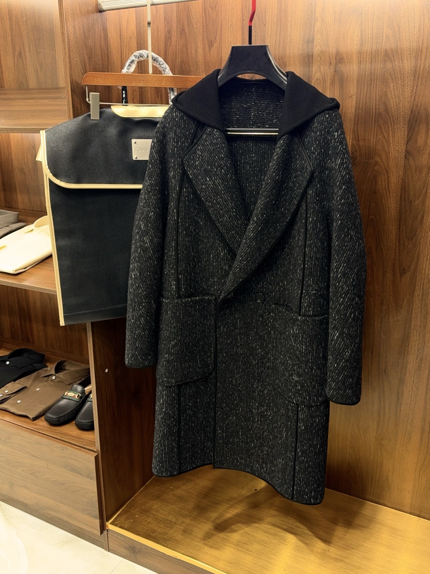 NO:609360,Lead the fashion!  Contains 10 Suli alpaca jump stitch technology, colorful starry sky jacquard texture, hooded large lapel design, long cashmere coat with starburst weaving style. Men's long cashmere coat, using Suli alpaca wool to demonstrate high-end fashion.  When urban men's outfits say goodbye to the sameness, a long coat with both texture and design is the best footnote of style. This cashmere coat blended with 10 Suli alpaca wool collides natural luxury materials with ingenious craftsmanship, making every appearance unintentionally the focus.  Selected high-proportion cashmere blended with 10-sol alpaca, the fiber has a delicate luster and a soft and waxy touch. Lightly wrapped around the body, you can enjoy cloud-like warmth without the bulk and burden, taking into account both style and temperature. Innovative jump stitch technology runs through the body and stitching  The texture layers are outlined at random, breaking the dull feeling of solid color coats; the colorful starry sky jacquard texture hides ingenuity, as if the Milky Way is rubbed into the fabric. It is low-key and restrained from a distance, but full of details when viewed up close, giving daily wear its own high-level recognition.  The design hides an ingenious hooded element to inject casual vitality and is suitable for various scenes; the large lapel shape modifies the neck line, enhances the aura, and combines business formality with casual relaxation. The long silhouette is smooth and draped, optimizing body proportions, and has a cool posture when walking. Whether it is commuting, weekend outings or formal occasions, it can easily hold the whole scene.  Abandoning exaggerated design and focusing on the integration of materials and craftsmanship, this cashmere coat makes men's fashion no longer limited to black, white and gray. It uses starburst texture to light up the dressing inspiration, and uses the luxurious texture of Suli alpaca to protect the warmth. It is not only a practical item in winter, but also a style statement that shows taste - true fashion has always been a two-way street between texture and design. M-3XL,,hats,alexander wang19860909引领时尚！含10苏力羊驼毛跳针工艺斑斓星空提花纹理连帽大翻领设计长款羊绒大衣星芒织就格调 男士长款羊绒大衣,以苏力羊驼毛演绎高阶时尚. 当都市男士的穿搭告别千篇一律,一件兼具质感与设计感的长款大衣,便是格调的最佳注脚.这款融合10苏力羊驼毛的羊绒大衣,将天然奢材与匠心工艺碰撞,让每一次出镜都成为不刻意的焦点. 精选高比例羊绒混纺10苏力羊驼毛,纤维自带细腻光泽与柔糯触感,轻裹上身即享云朵般保暖,却无臃肿负担,兼顾风度与温度.创新跳针工艺贯穿衣身,针脚错落间勾勒出肌理层次,打破纯色大衣的沉闷感；斑斓星空提花纹理暗藏巧思,似将银河揉进面料,远观低调内敛,近看细节满溢,让日常穿搭自带高级辨识度. 设计上暗藏巧思连帽元素注入随性活力,适配多元场景；大翻领造型修饰颈部线条,抬升气场,兼具商务正式与休闲松弛感.长款廓形流畅垂坠,优化身材比例,行走间自带飒爽姿态,无论是通勤通勤、周末出游还是正式场合,都能轻松hold住全场. 摒弃浮夸设计,专注材质与工艺的融合,这款羊绒大衣让男士时尚不再局限于黑白灰.用星芒纹理点亮穿搭灵感,以苏力羊驼毛的奢适质感守护温暖,既是冬日里的实用单品,更是彰显品味的风格宣言——真正的时尚,从来都是质感与设计的双向奔赴.M-3XL,,hats,alexander wang,Men's clothing