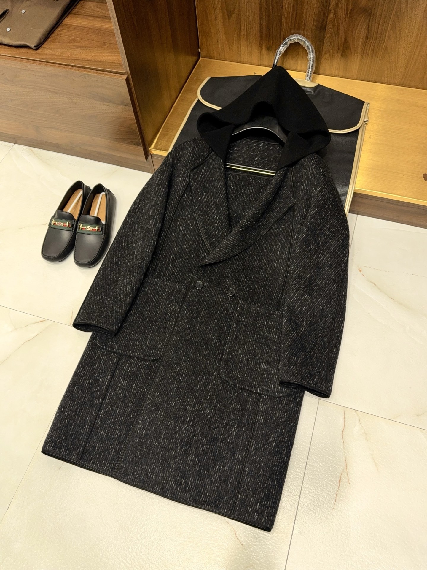 NO:609363,Lead the fashion!  Contains 10 Suli alpaca jump stitch technology, colorful starry sky jacquard texture, hooded large lapel design, long cashmere coat with starburst weaving style. Men's long cashmere coat, using Suli alpaca wool to demonstrate high-end fashion.  When urban men's outfits say goodbye to the sameness, a long coat with both texture and design is the best footnote of style. This cashmere coat blended with 10 Suli alpaca wool collides natural luxury materials with ingenious craftsmanship, making every appearance unintentionally the focus.  Selected high-proportion cashmere blended with 10-sol alpaca, the fiber has a delicate luster and a soft and waxy touch. Lightly wrapped around the body, you can enjoy cloud-like warmth without the bulk and burden, taking into account both style and temperature. Innovative jump stitch technology runs through the body and stitching  The texture layers are outlined at random, breaking the dull feeling of solid color coats; the colorful starry sky jacquard texture hides ingenuity, as if the Milky Way is rubbed into the fabric. It is low-key and restrained from a distance, but full of details when viewed up close, giving daily wear its own high-level recognition.  The design hides an ingenious hooded element to inject casual vitality and is suitable for various scenes; the large lapel shape modifies the neck line, enhances the aura, and combines business formality with casual relaxation. The long silhouette is smooth and draped, optimizing body proportions, and has a cool posture when walking. Whether it is commuting, weekend outings or formal occasions, it can easily hold the whole scene.  Abandoning exaggerated design and focusing on the integration of materials and craftsmanship, this cashmere coat makes men's fashion no longer limited to black, white and gray. It uses starburst texture to light up the dressing inspiration, and uses the luxurious texture of Suli alpaca to protect the warmth. It is not only a practical item in winter, but also a style statement that shows taste - true fashion has always been a two-way street between texture and design. M-3XL,,hats,alexander wang19860909引领时尚！含10苏力羊驼毛跳针工艺斑斓星空提花纹理连帽大翻领设计长款羊绒大衣星芒织就格调 男士长款羊绒大衣,以苏力羊驼毛演绎高阶时尚. 当都市男士的穿搭告别千篇一律,一件兼具质感与设计感的长款大衣,便是格调的最佳注脚.这款融合10苏力羊驼毛的羊绒大衣,将天然奢材与匠心工艺碰撞,让每一次出镜都成为不刻意的焦点. 精选高比例羊绒混纺10苏力羊驼毛,纤维自带细腻光泽与柔糯触感,轻裹上身即享云朵般保暖,却无臃肿负担,兼顾风度与温度.创新跳针工艺贯穿衣身,针脚错落间勾勒出肌理层次,打破纯色大衣的沉闷感；斑斓星空提花纹理暗藏巧思,似将银河揉进面料,远观低调内敛,近看细节满溢,让日常穿搭自带高级辨识度. 设计上暗藏巧思连帽元素注入随性活力,适配多元场景；大翻领造型修饰颈部线条,抬升气场,兼具商务正式与休闲松弛感.长款廓形流畅垂坠,优化身材比例,行走间自带飒爽姿态,无论是通勤通勤、周末出游还是正式场合,都能轻松hold住全场. 摒弃浮夸设计,专注材质与工艺的融合,这款羊绒大衣让男士时尚不再局限于黑白灰.用星芒纹理点亮穿搭灵感,以苏力羊驼毛的奢适质感守护温暖,既是冬日里的实用单品,更是彰显品味的风格宣言——真正的时尚,从来都是质感与设计的双向奔赴.M-3XL,,hats,alexander wang,Men's clothing