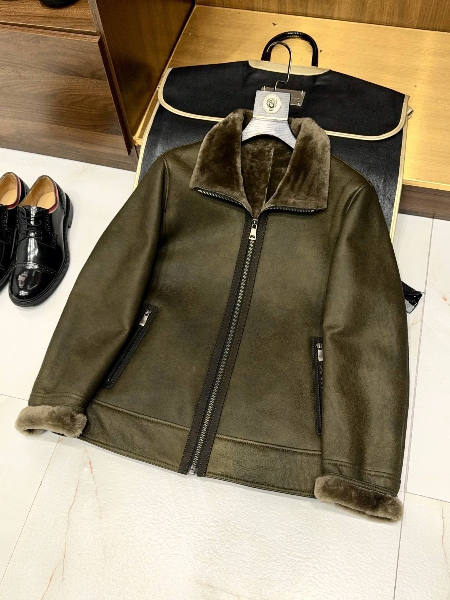 NO:611509,【Travel lightly!  Imported Australian high-quality fur one-piece fur jacket with large lapels and warm design, roll-up sleeves and zipper style fur jacket】Australian high-quality high-quality fur one-piece jacket, light and warm for men, with no limit on style.  When severe cold meets style, an all-in-one Australian premium fur jacket is a man's calm answer. The high-quality raw materials imported from Australia are selected, and the natural structure of the fur is the ultimate in warmth and lightness. Say goodbye to heavy and bulky clothing, and it can resist the cold of deep winter when traveling lightly. Every inch of the fur has original warmth, fits the skin without being stuffy, and locks in warmth for a long time.  The classic large lapel design hides ingenuity. It has a strong aura when it stands up, and can be relaxed after folding to unlock multiple styles. The roll-up sleeve design is the finishing touch. When it heats up, roll up the cuffs to reveal the delicate fur texture. It is neat and has a casual texture. When it cools down, put down the sleeves.  The whole body is warm and there are no dead spots. The smooth zipper runs through the body, and the opening and closing are neat. The simple tailoring does not add redundant design, but also highlights the body lines. Whether it is daily commuting, city roaming or short-distance travel, it can easily hold the scene.  The delicate texture of native fur collides with the tough leather, which not only has the luxurious texture of fur, but also has the straightforward edge of the jacket. There is no complicated decoration, but the quality is demonstrated in the details. The wiring is neat and smooth, the interface is tightly fitted, and every craftsmanship can withstand scrutiny.  , allowing you to have both warmth and style. Pack lightly and not be constrained by heavy weight. In the cold winter, with the natural confidence of Australia's premium products, you can interpret the calm style and warm protection of men. M-3XL (shipped in about 7 days),,jackets  & coats,jackets & coats,leather jacket,alexander wang19860909【轻装上阵！进口澳洲特优臻品皮毛一体大翻领保暖设计可卷袖拉链款皮草皮衣夹克外套】澳洲特优臻品皮毛一体夹克,男士轻装保暖,格调不设限. 当严寒与型格狭路相逢,一件澳洲特优级皮毛一体夹克,便是男人的从容答案.甄选澳洲进口臻品原料,皮毛原生一体的天然结构,将保暖与轻盈做到极致——告别厚重臃肿,轻装上阵亦能抵御深冬寒意,每一寸绒毛都带着原生暖意,贴肤不闷,锁温持久. 经典大翻领设计暗藏巧思,立领时气场凌厉,翻折后随性松弛,解锁多元风格；可卷袖设计是点睛之笔,升温时卷起袖口露出精致皮毛纹理,利落中透着不经意的质感,降温时放下袖筒,全幅保暖无死角.顺滑拉链贯穿衣身,开合之间尽显利落,搭配简约剪裁,既不堆砌冗余设计,又能凸显身材线条,无论是日常通勤、城市漫游还是短途出行,都能轻松hold住场面. 原生皮毛的细腻肌理与硬朗皮质碰撞,既有皮草的奢华质感,又不失夹克的率性锋芒.没有复杂装饰,却在细节处彰显品质走线工整流畅,接口严密贴合,每一处工艺都经得起推敲,让保暖与格调兼得.轻装上阵,不被厚重束缚,在凛冽寒冬里,以澳洲特优臻品的天然底气,演绎属于男人的从容型格与温暖守护.M-3XL（7天左右发）,,jackets & coats,jackets & coats,leather jacket,alexander wang,Men's clothing